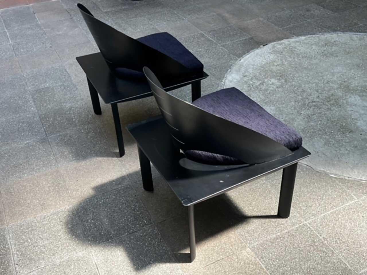 Paire de chaises - Patrice Bonneau - Edition Genexco - Circa 1980 en métal laqué noir, avec garniture gris violacé, au design typiquement postmoderne, avec un dossier asymétrique.
En très bon état vintage.
Dimensions :
H76 x L58 x D58