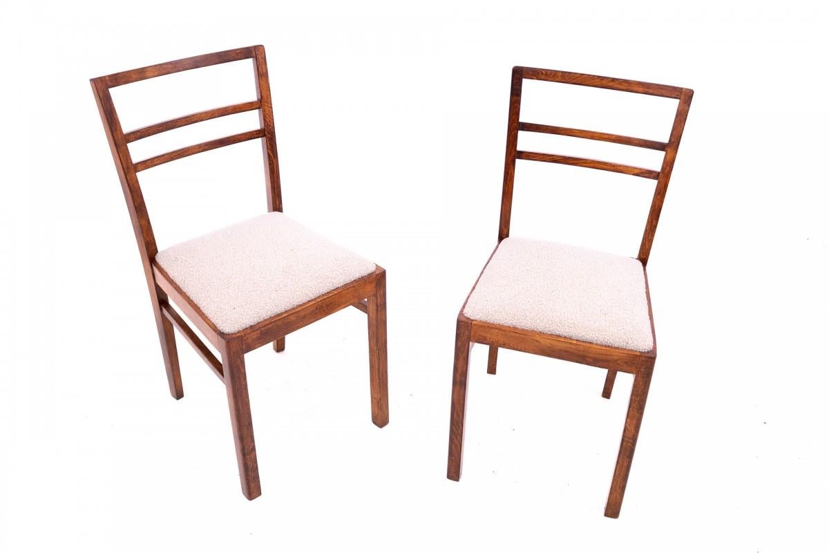 Zwei Stühle aus den 1940er Jahren, Polen.

Die Möbel sind nach einer professionellen Renovierung in einem sehr guten Zustand. Der Sitz wurde mit einem neuen Stoff bezogen.

Maße: Höhe 84 cm / Sitzhöhe 45 cm / Breite 40 cm / Tiefe 49 cm