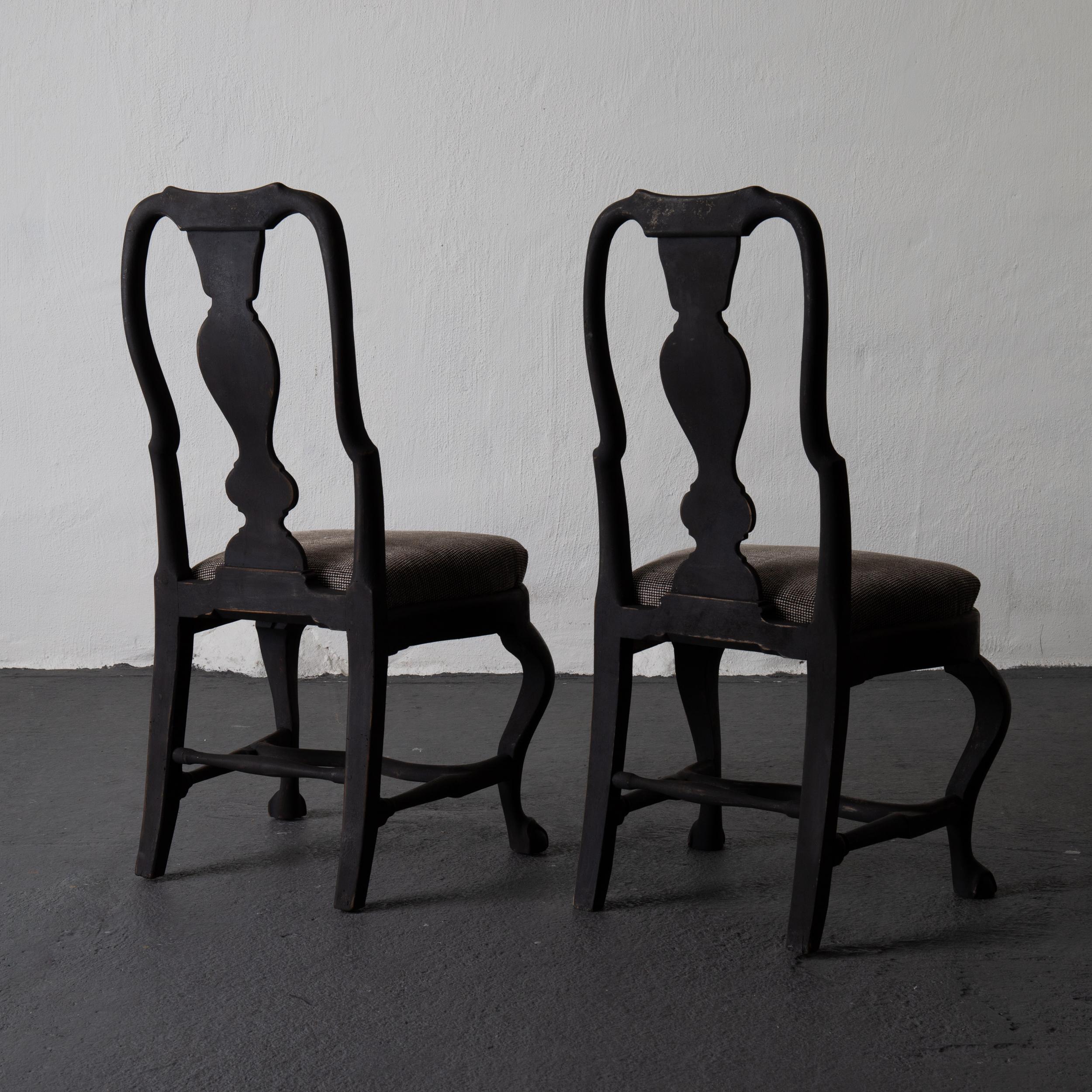 Chairs pair Swedish black Rococo, 18th century, Sweden. A pair of side chairs made during the Rococo period in Sweden 1750-1775. Curved back with an urn shaped black splat and legs ending with claw and ball feet. Finished in our Laserow black. 

