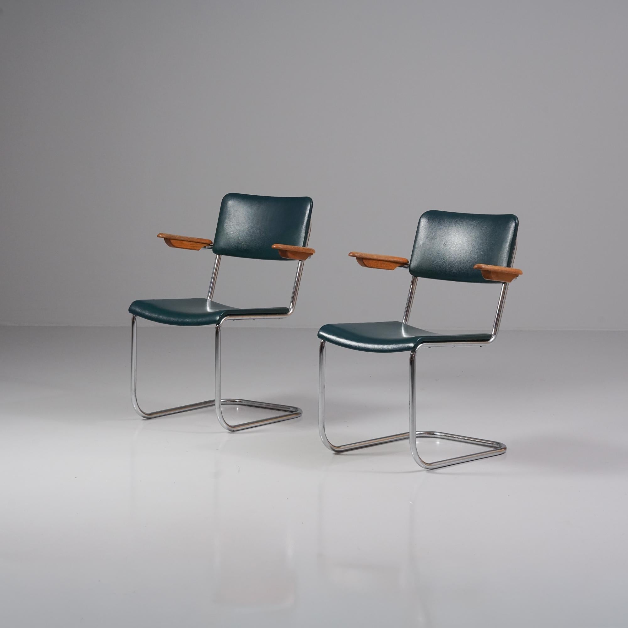 Paire de chaises, fabriquées par Verkstads AB Lindqvist, Suède, années 1940. Structure en métal chromé, revêtement en similicuir, détails en laiton, accoudoirs en orme. Bon état vintage, patine d'usage. Les chaises sont vendues ensemble.
