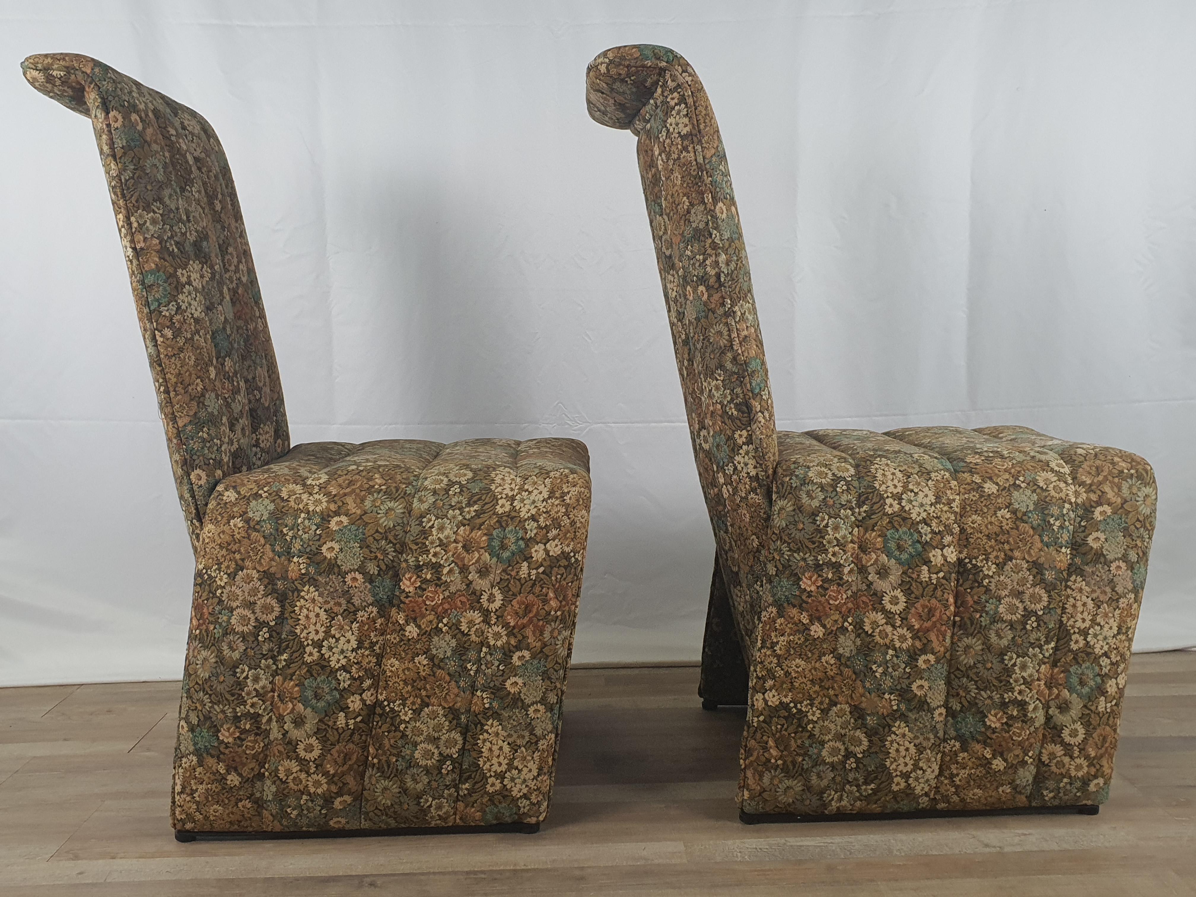 Pair of very special chairs from the early 1970s, probably made in Northern Italy.

Note the curved line of the seats and backrest, all upholstered in floral fabric and rigid black feet.

An unknown designer, however, one can guess the touch of