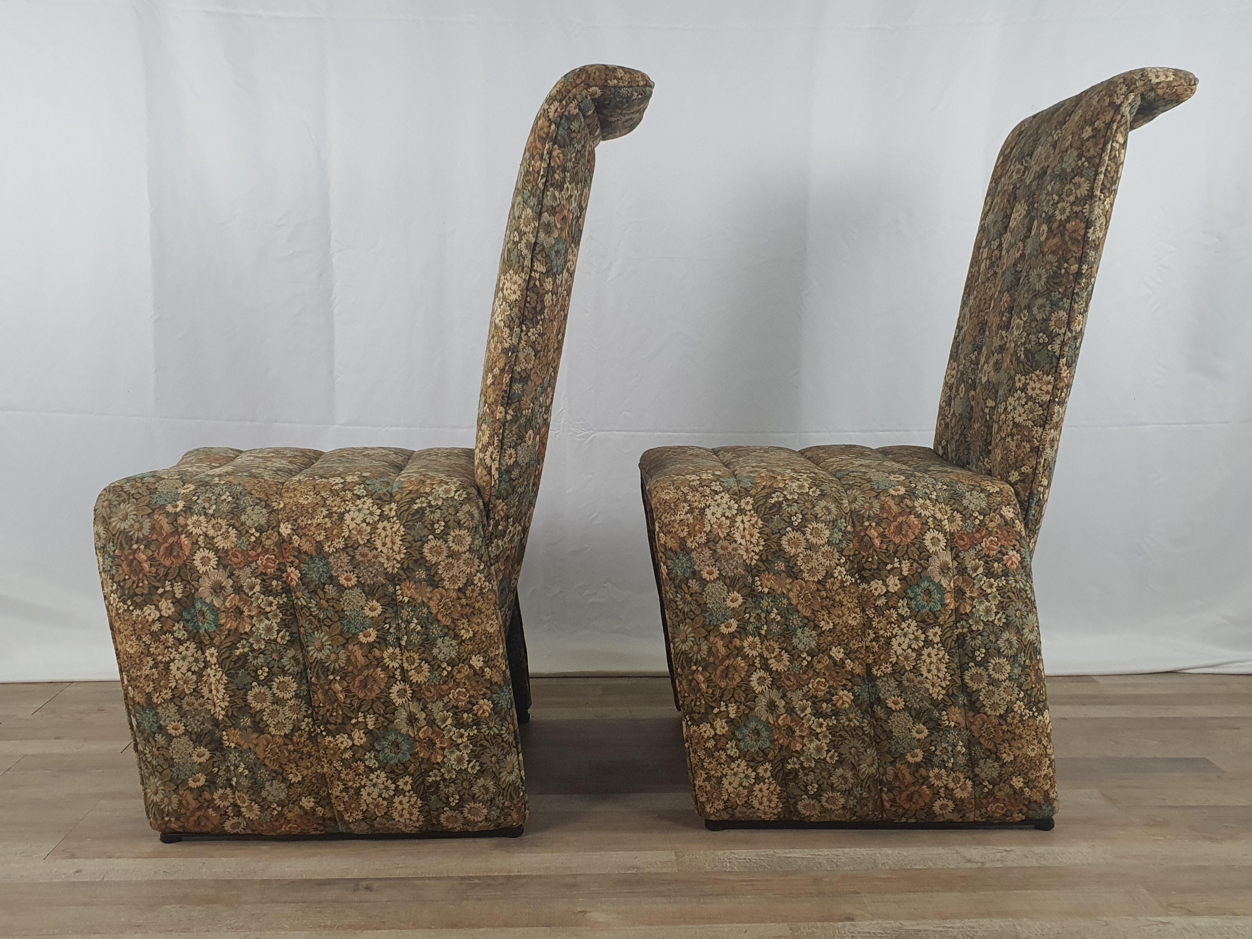 Paar Stühle mit geblümtem Stoff im Design der 70er-Jahre (Italienisch) im Angebot