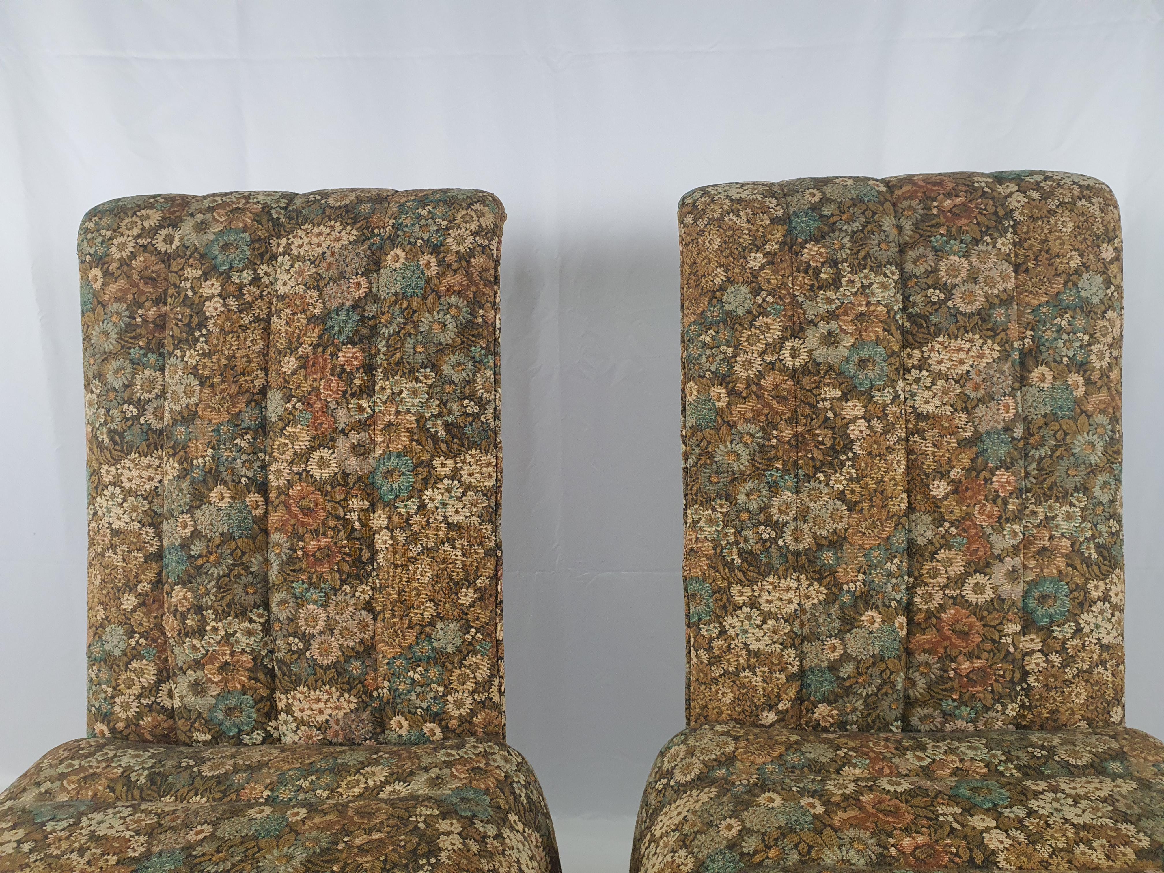 Paar Stühle mit geblümtem Stoff im Design der 70er-Jahre im Zustand „Gut“ im Angebot in Premariacco, IT