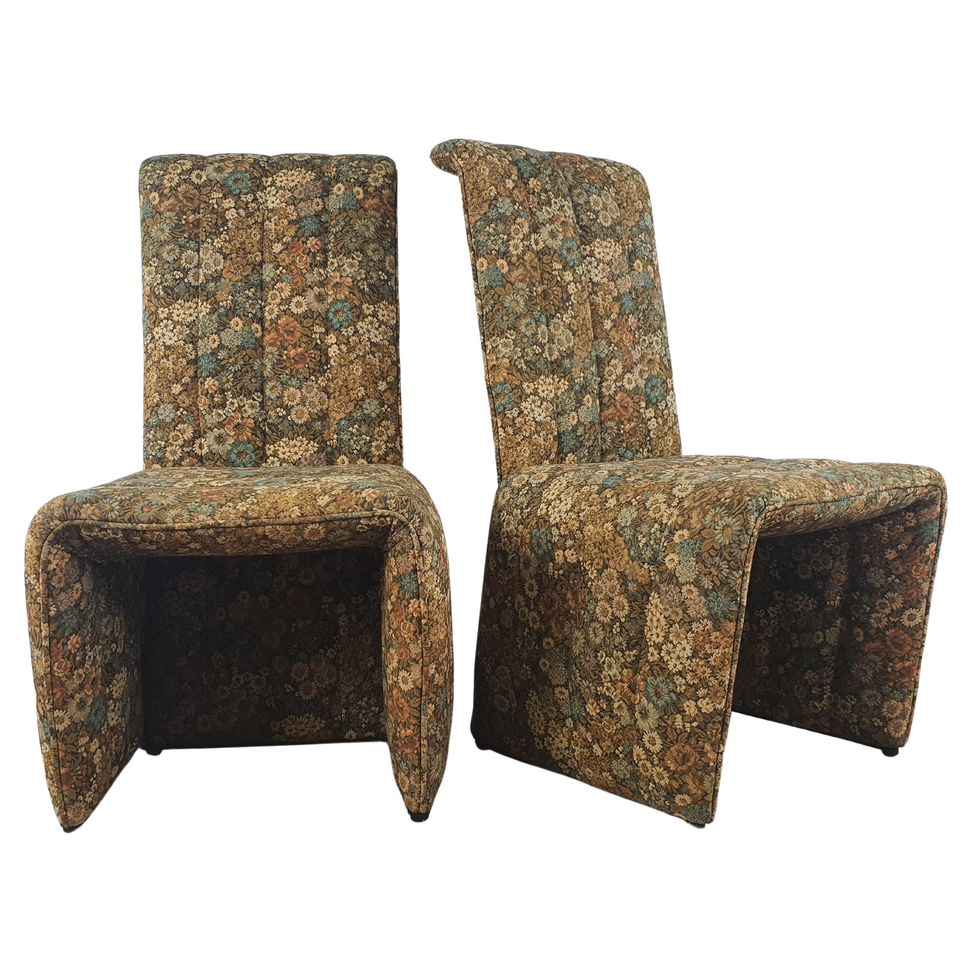 Paire de chaises avec motifs floraux en tissu des années 70