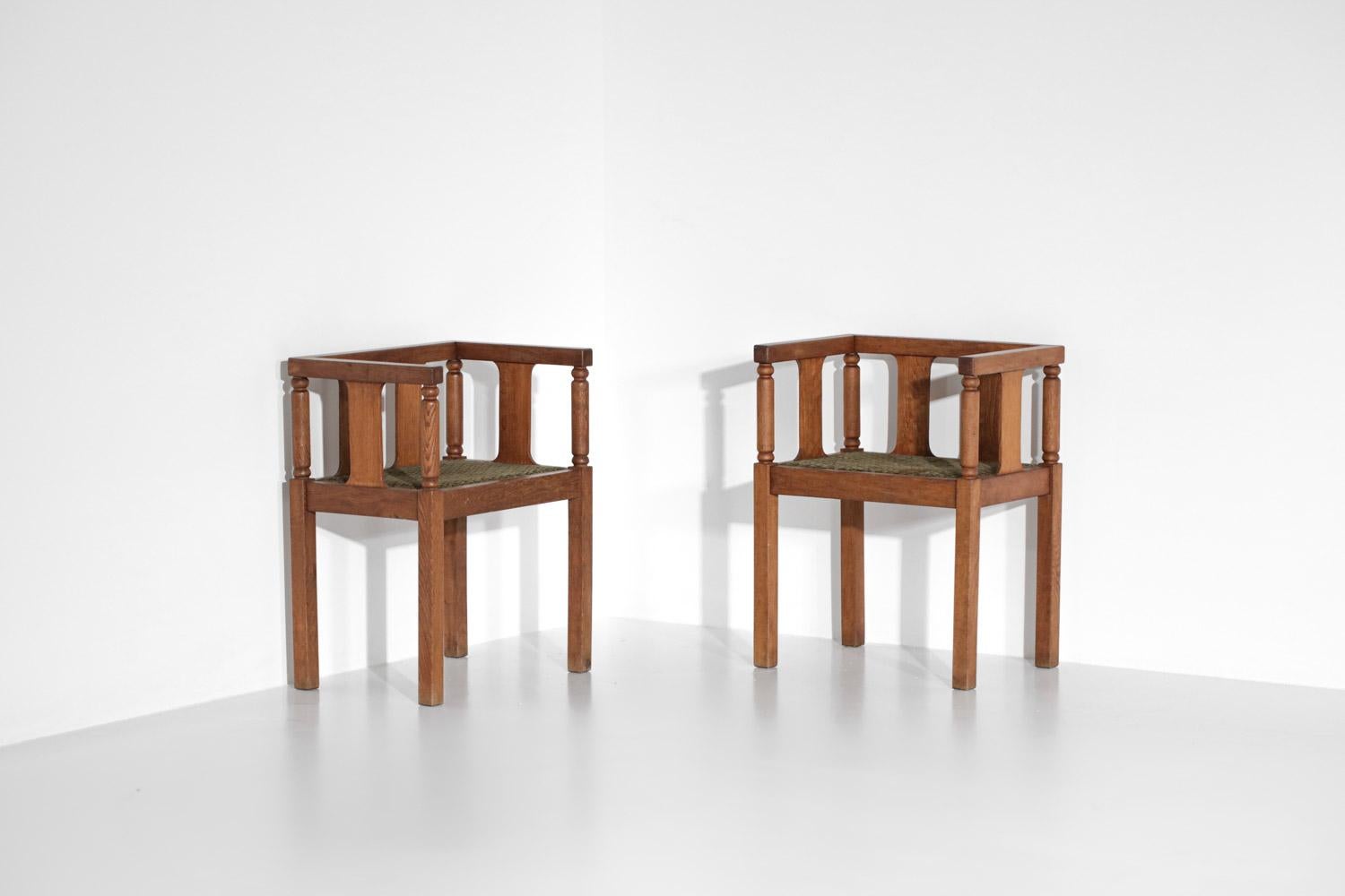 Paire de chaises avec accoudoirs des années 1940 en chêne massif et velours en vente 6