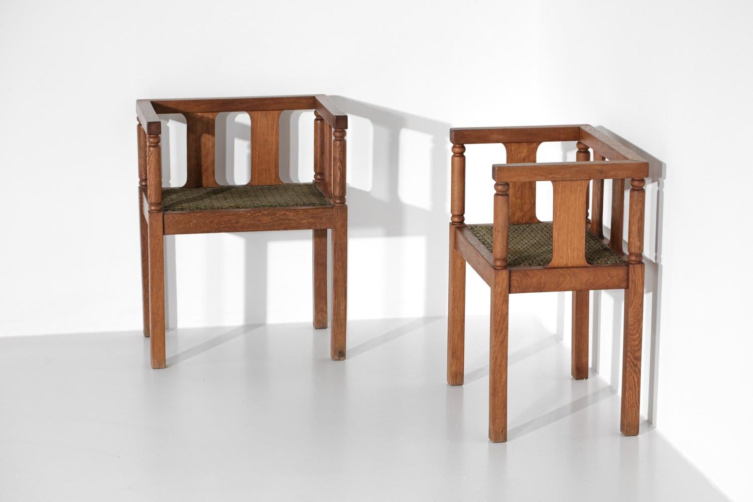 Paire de chaises avec accoudoirs des années 1940 en chêne massif et velours en vente 7