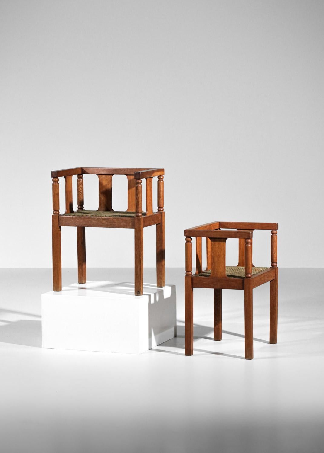 Paire de chaises avec accoudoirs des années 1940 en chêne massif et velours État moyen - En vente à Lyon, FR
