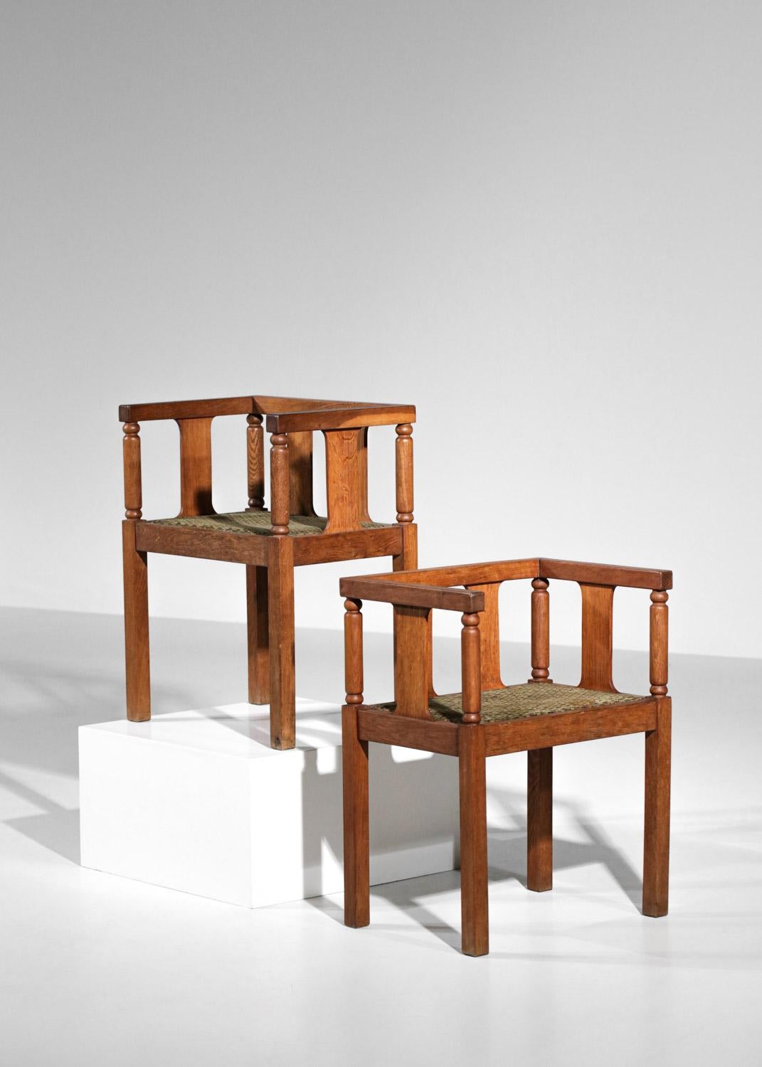 Chêne Paire de chaises avec accoudoirs des années 1940 en chêne massif et velours en vente