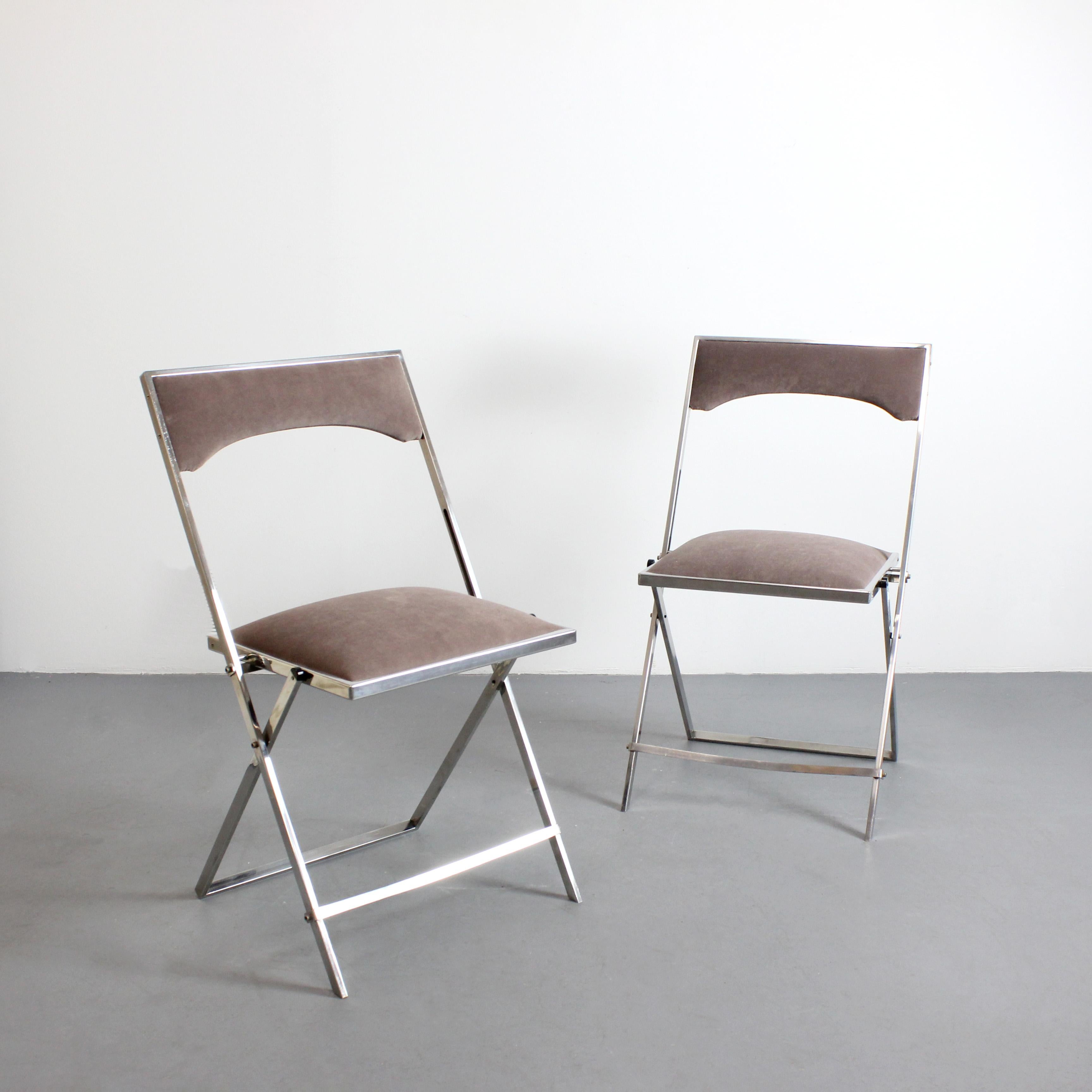 Paar Stühle mit verchromtem Metallgestell und brauner Chenille-Polsterung - nach Romeo Rega - um 1970 - Italien

Abmessungen: 81 x 45 x 43 cm