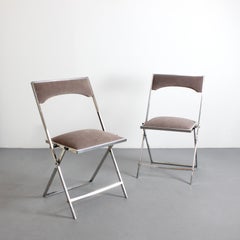 Coppia di sedie con struttura in metallo cromato e rivestimento in ciniglia marrone