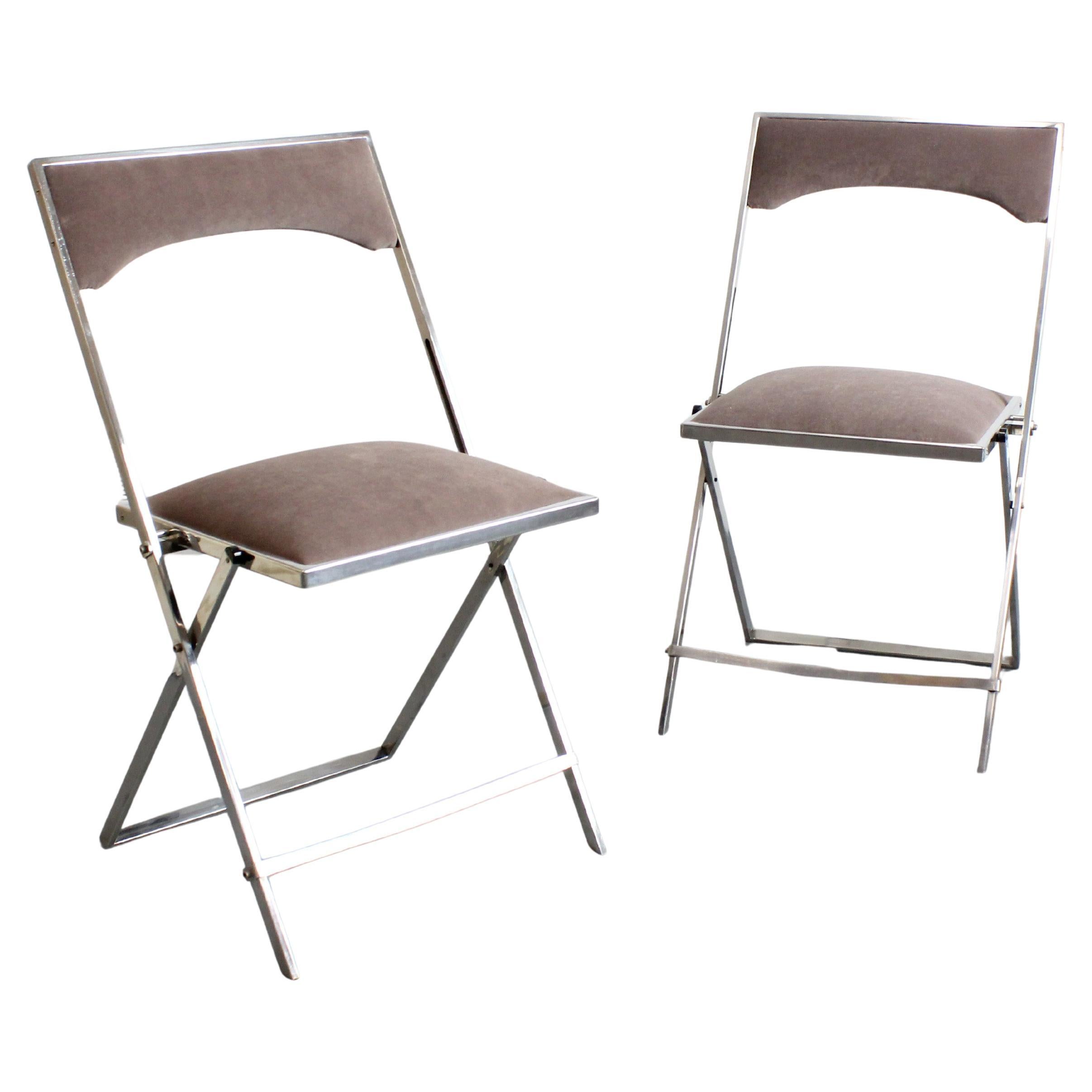 Paar Stühle mit verchromtem Metallgestell und brauner Chenille-Polsterung im Angebot