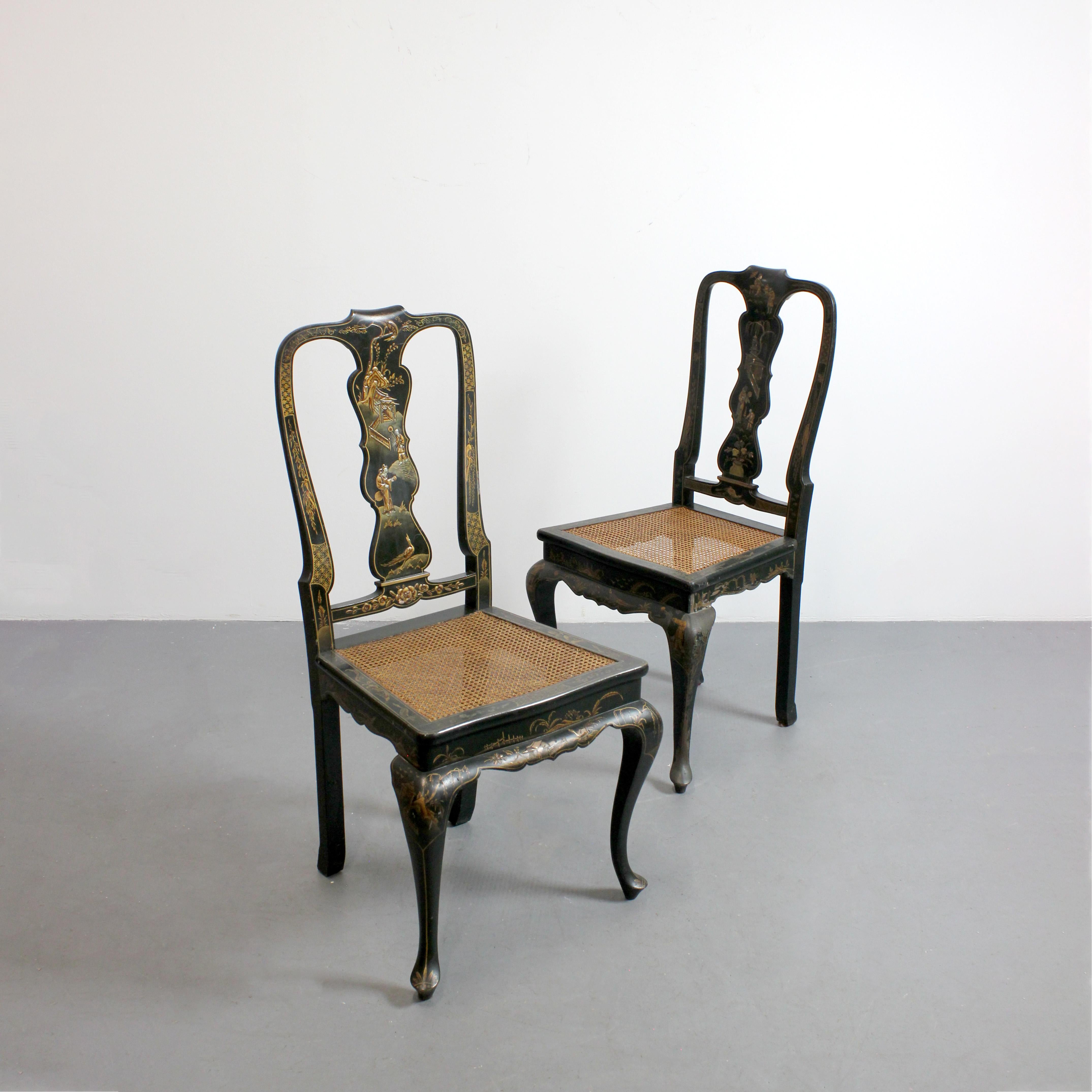 Paire de chaises avec châssis en bois laqué vert et motifs chinois dorés. Sièges à cannes - Style Queen Anne - 20e siècle

Dimensions : 101 x 51 x 46 cm