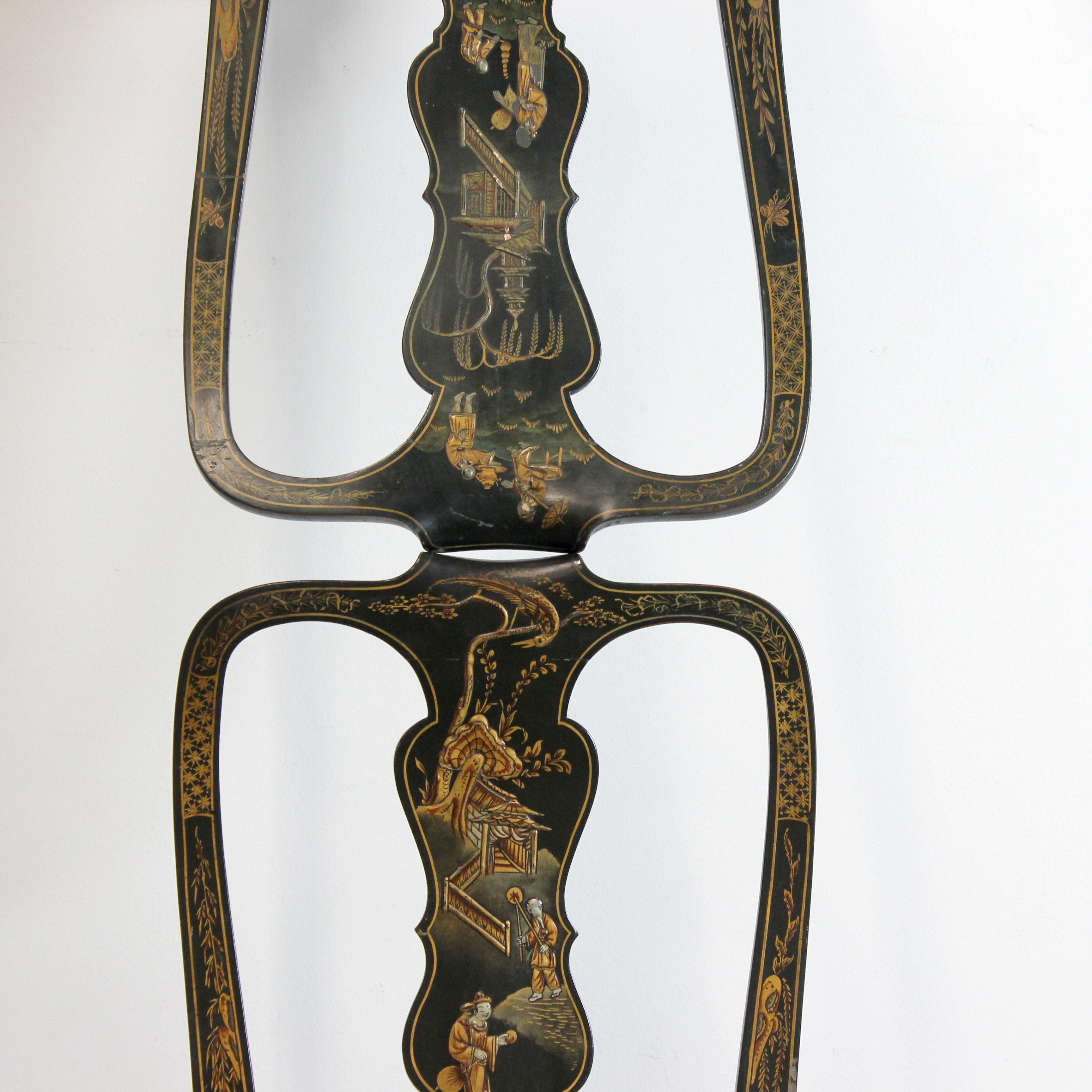 Britannique Paire de chaises avec châssis en bois laqué vert et motifs chinois dorés. en vente