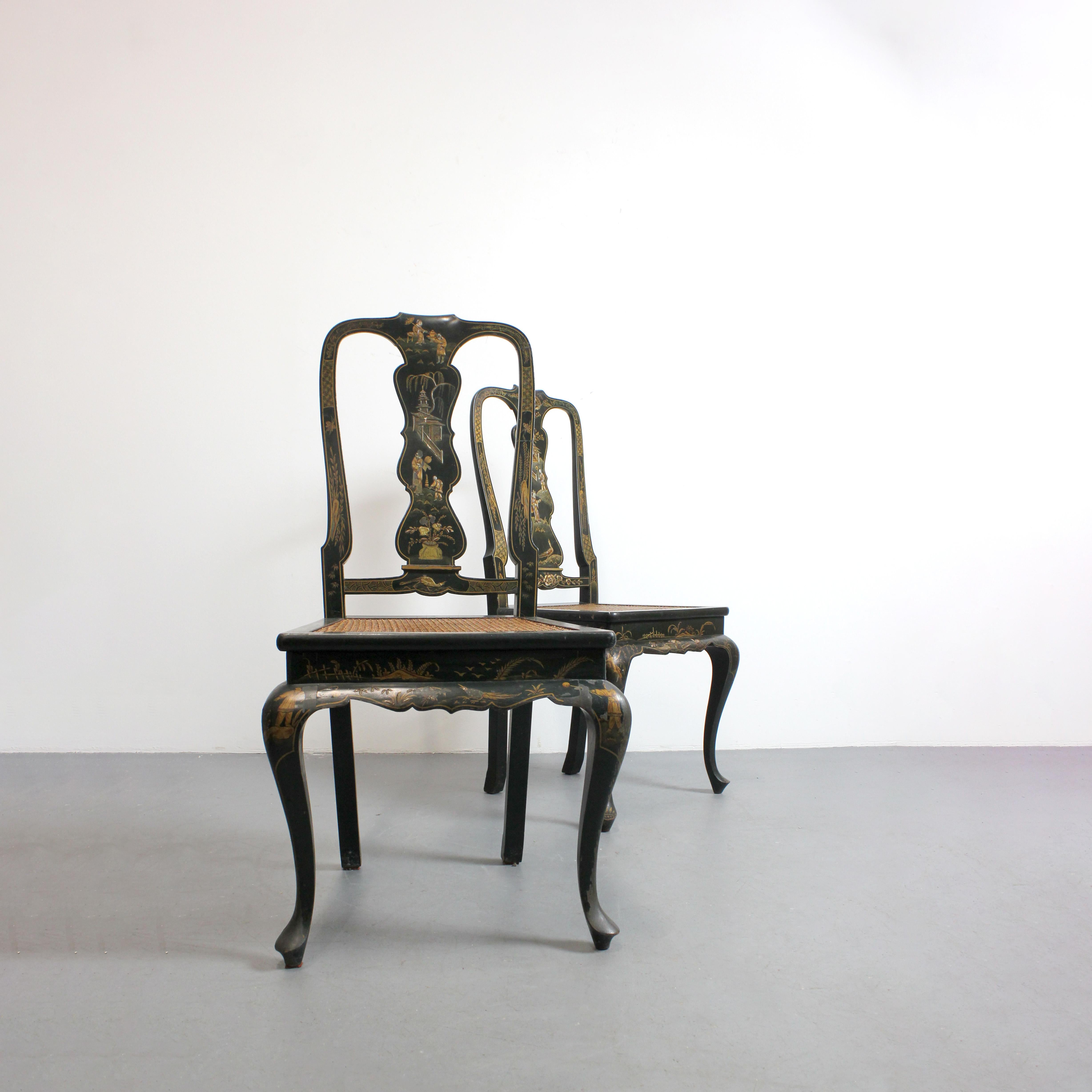 Paire de chaises avec châssis en bois laqué vert et motifs chinois dorés. Bon état - En vente à Madrid, España