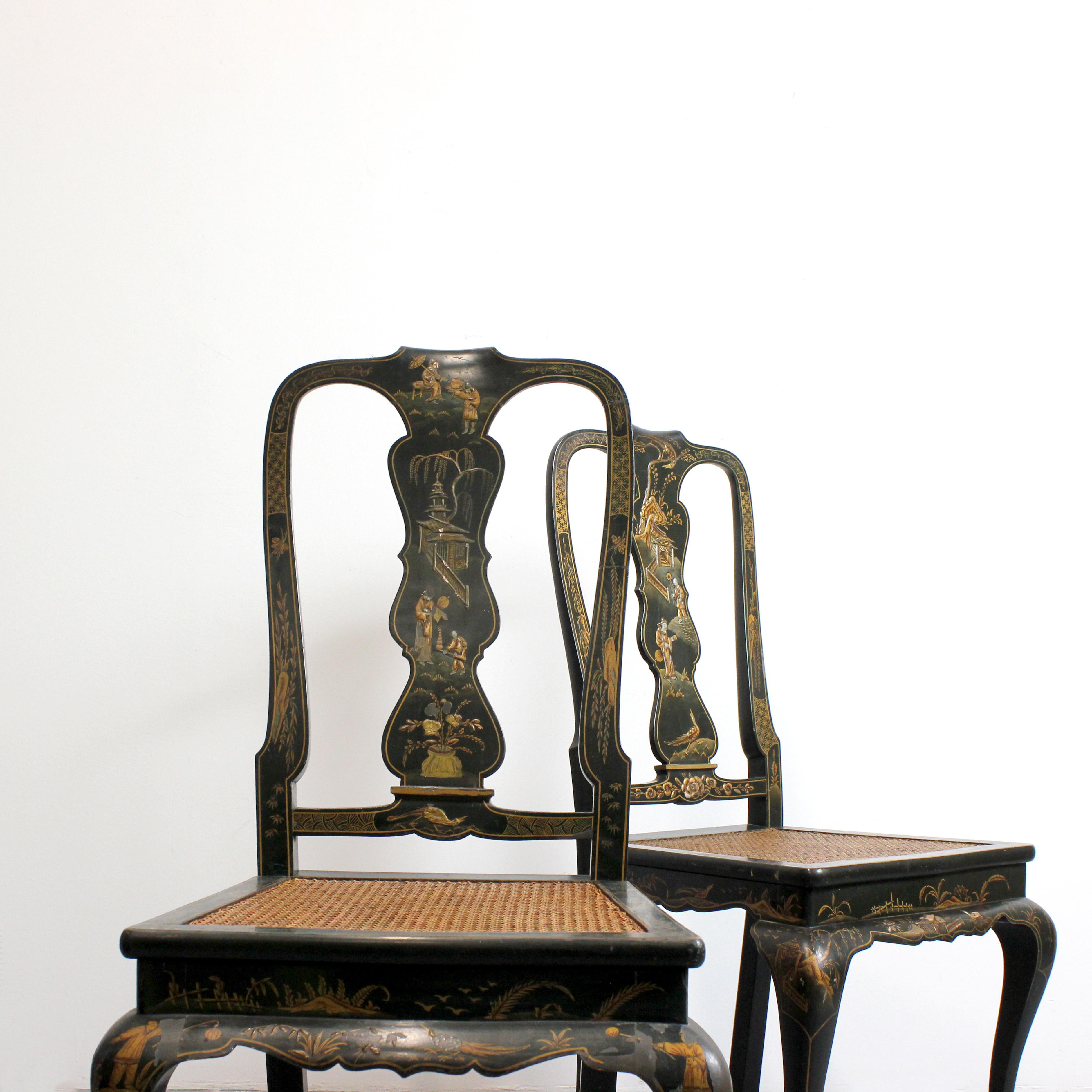 20ième siècle Paire de chaises avec châssis en bois laqué vert et motifs chinois dorés. en vente