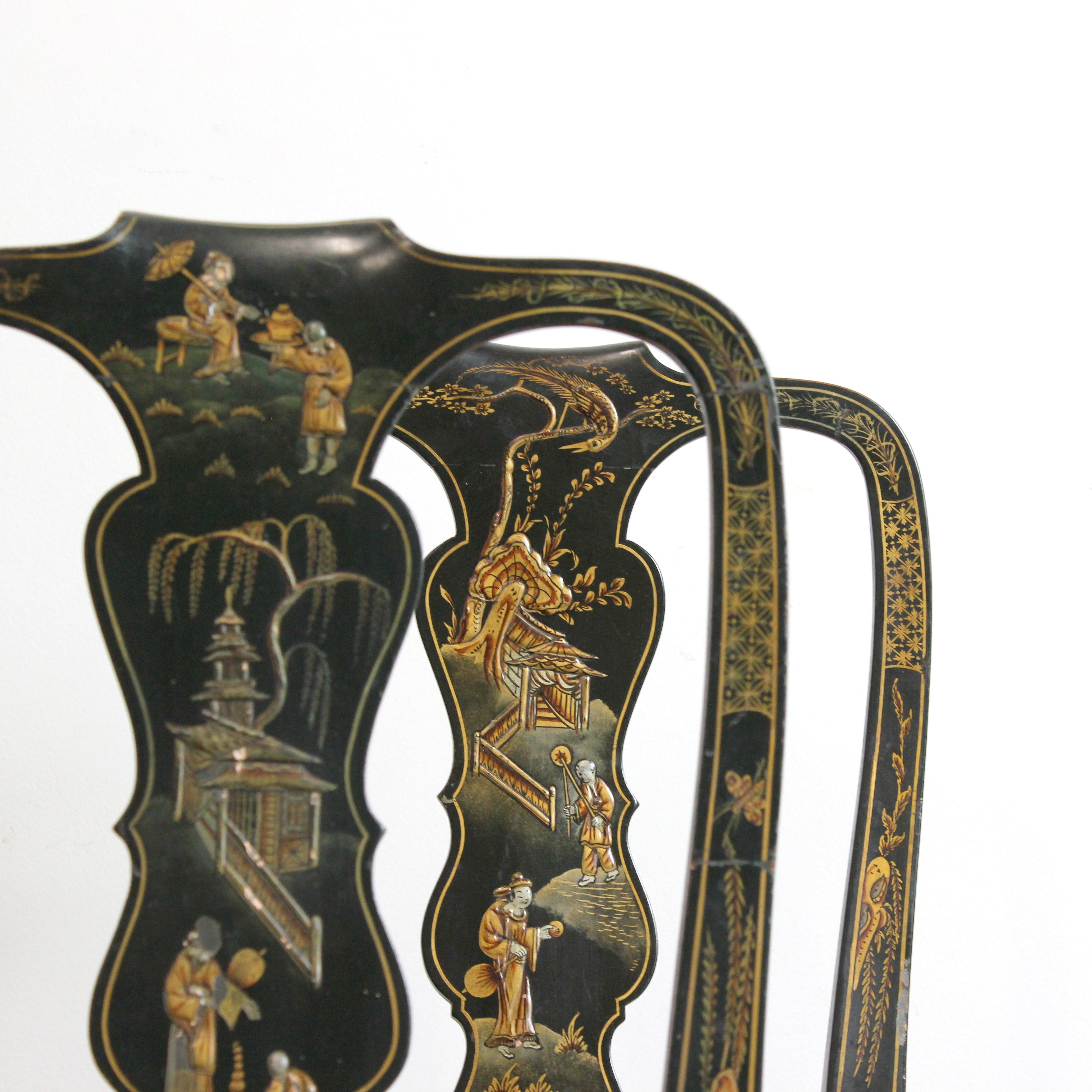 Bois Paire de chaises avec châssis en bois laqué vert et motifs chinois dorés. en vente