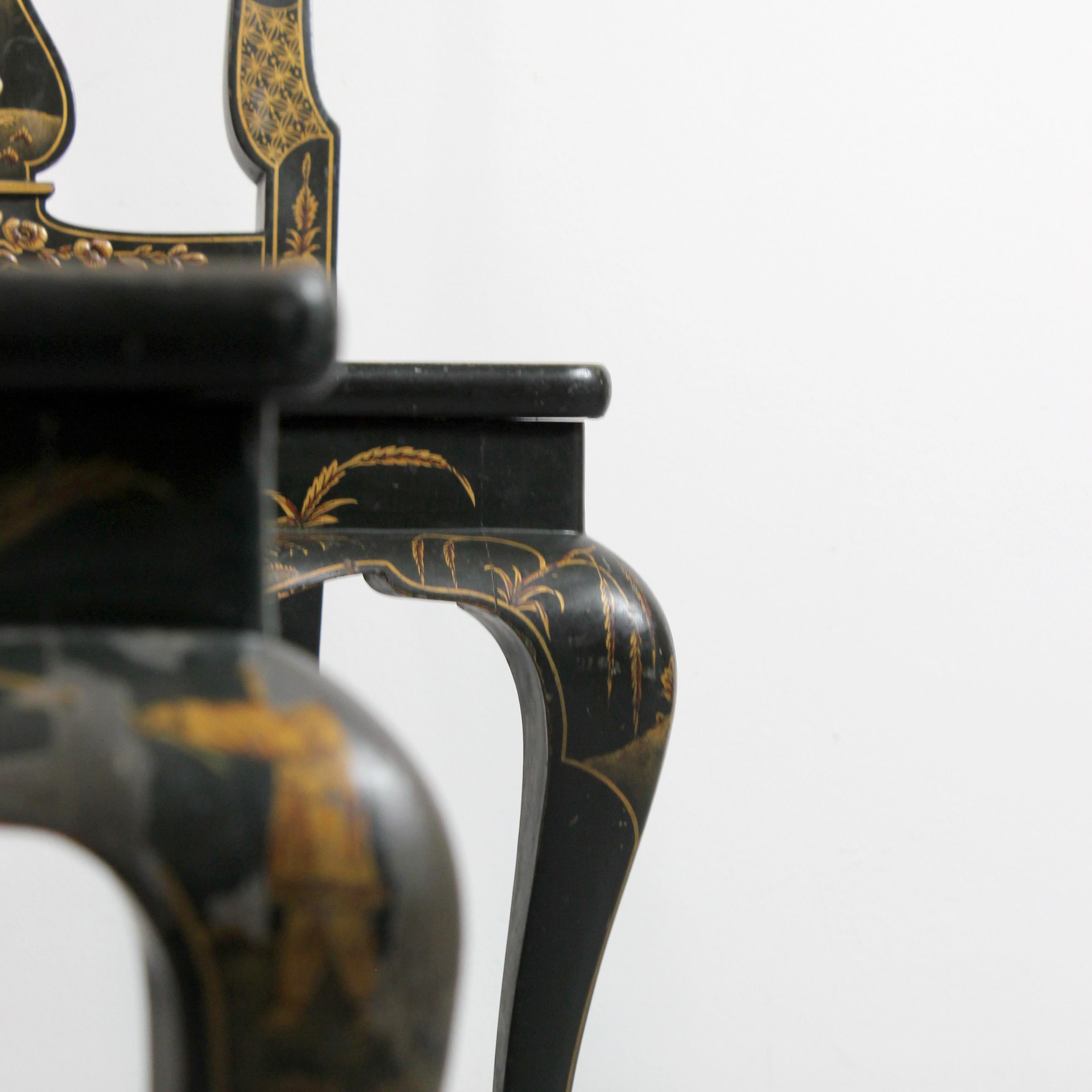 Paire de chaises avec châssis en bois laqué vert et motifs chinois dorés. en vente 1