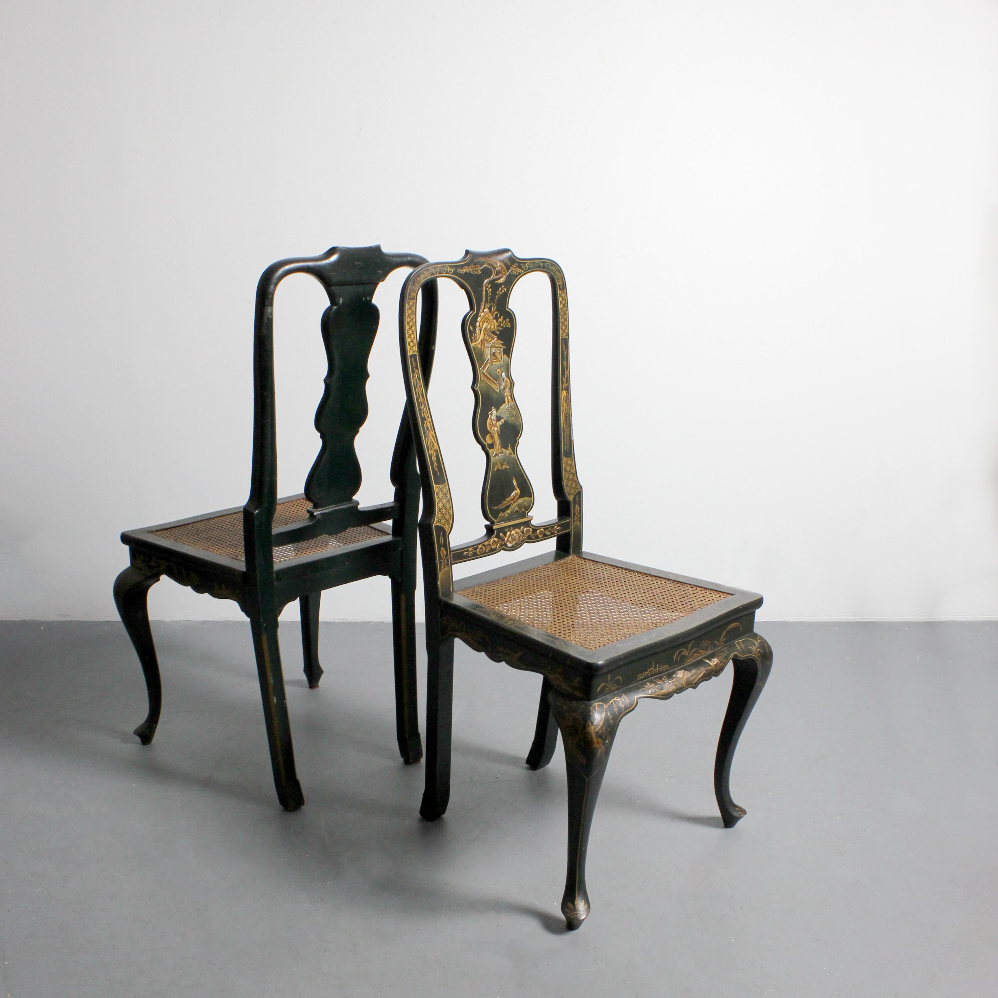 Paire de chaises avec châssis en bois laqué vert et motifs chinois dorés. en vente 2