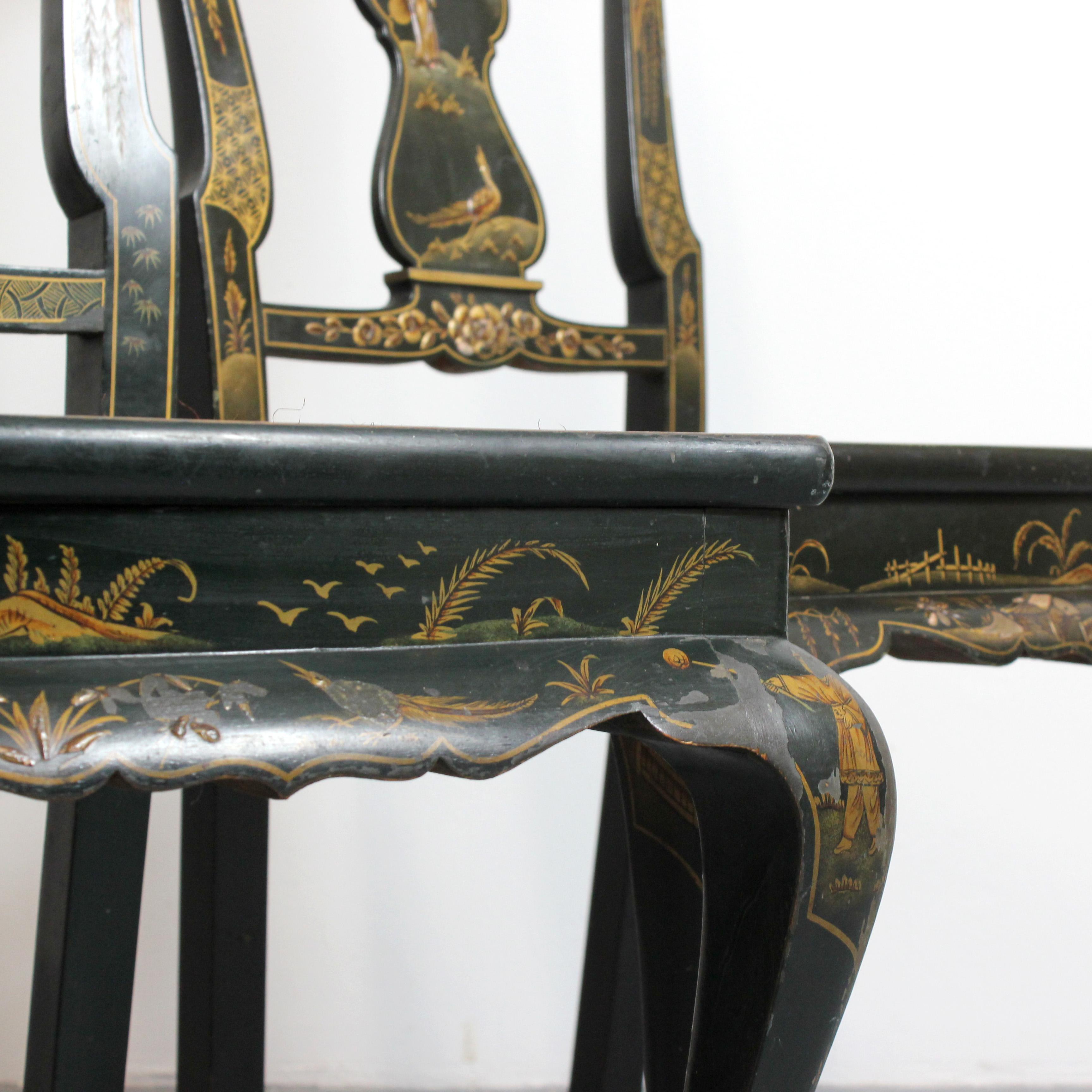 Paire de chaises avec châssis en bois laqué vert et motifs chinois dorés. en vente 3