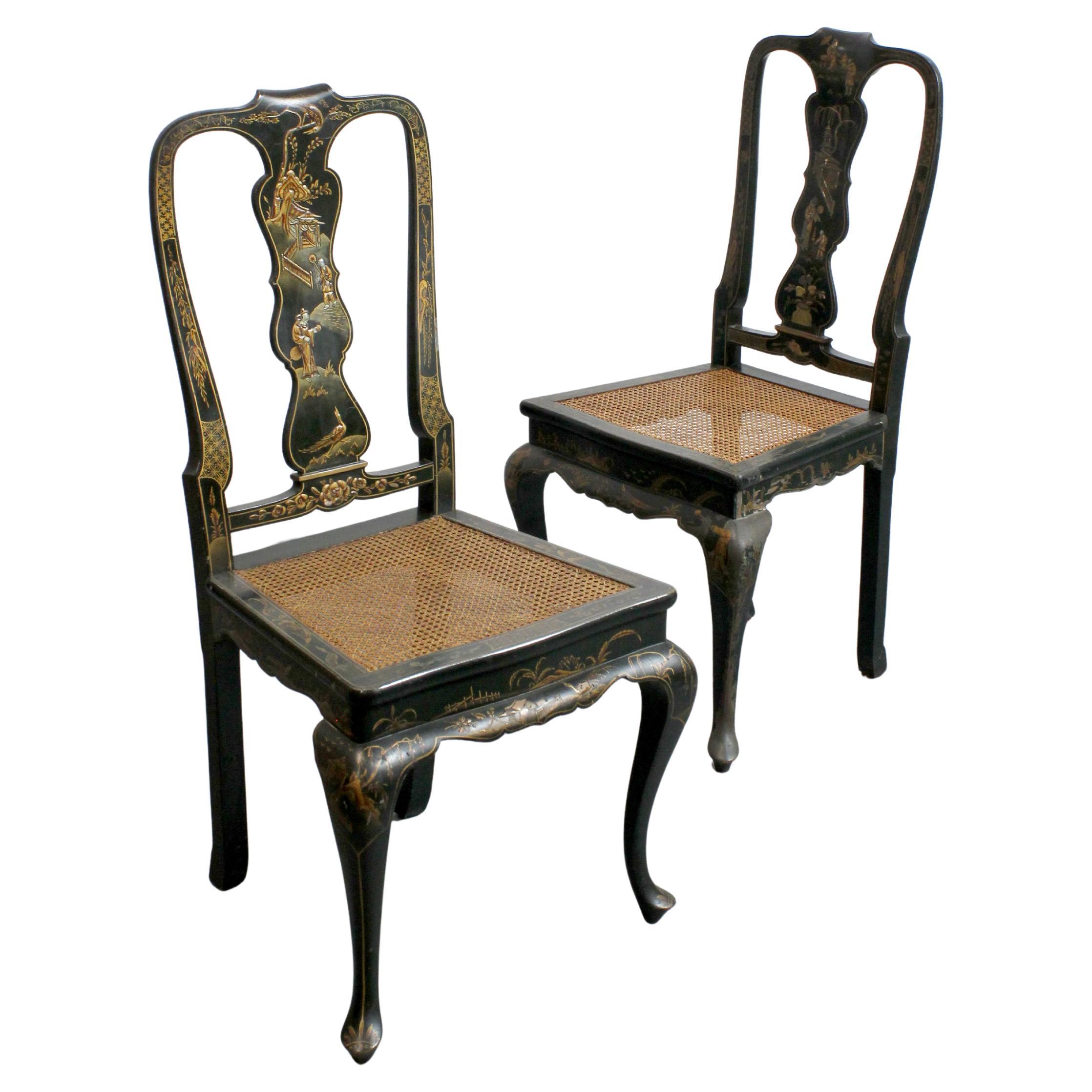 Pareja de sillas con armazón de madera lacada en verde y motivos chinos dorados.