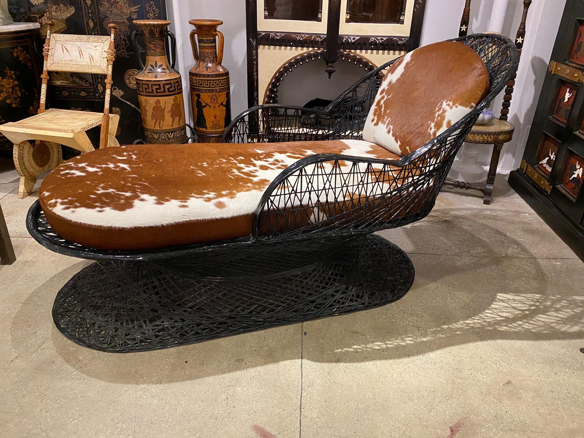 Pair of Chaise Longue in Lacquered Resin and Cowhide by Russel Woodard In Good Condition In Montreal, QC