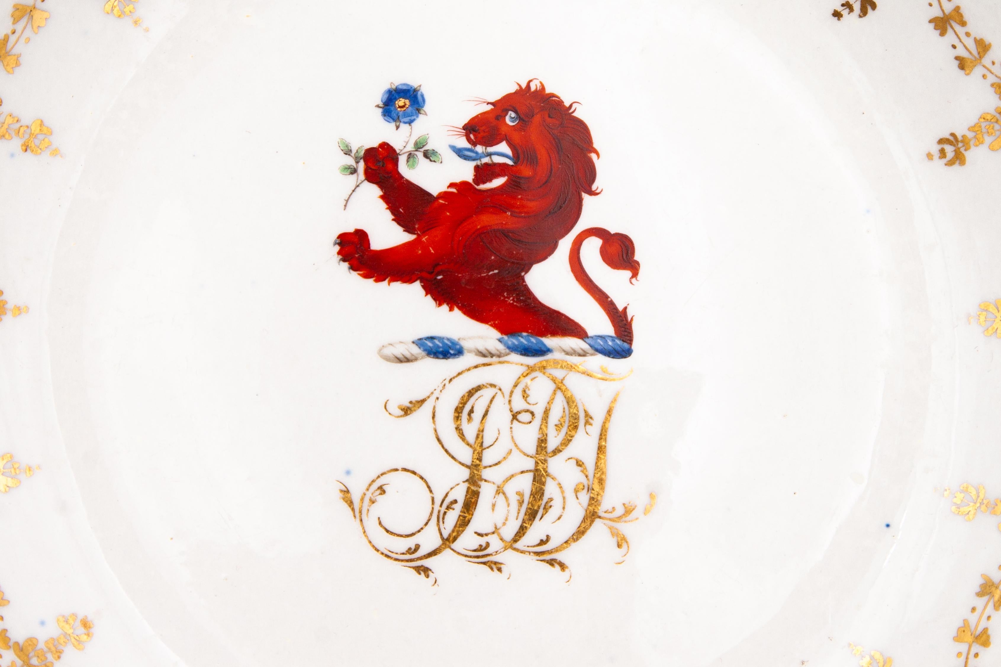 Pair of Chamberlains Worcester English Porcelain Armorial Dishes In Excellent Condition For Sale In Fort Lauderdale, FL