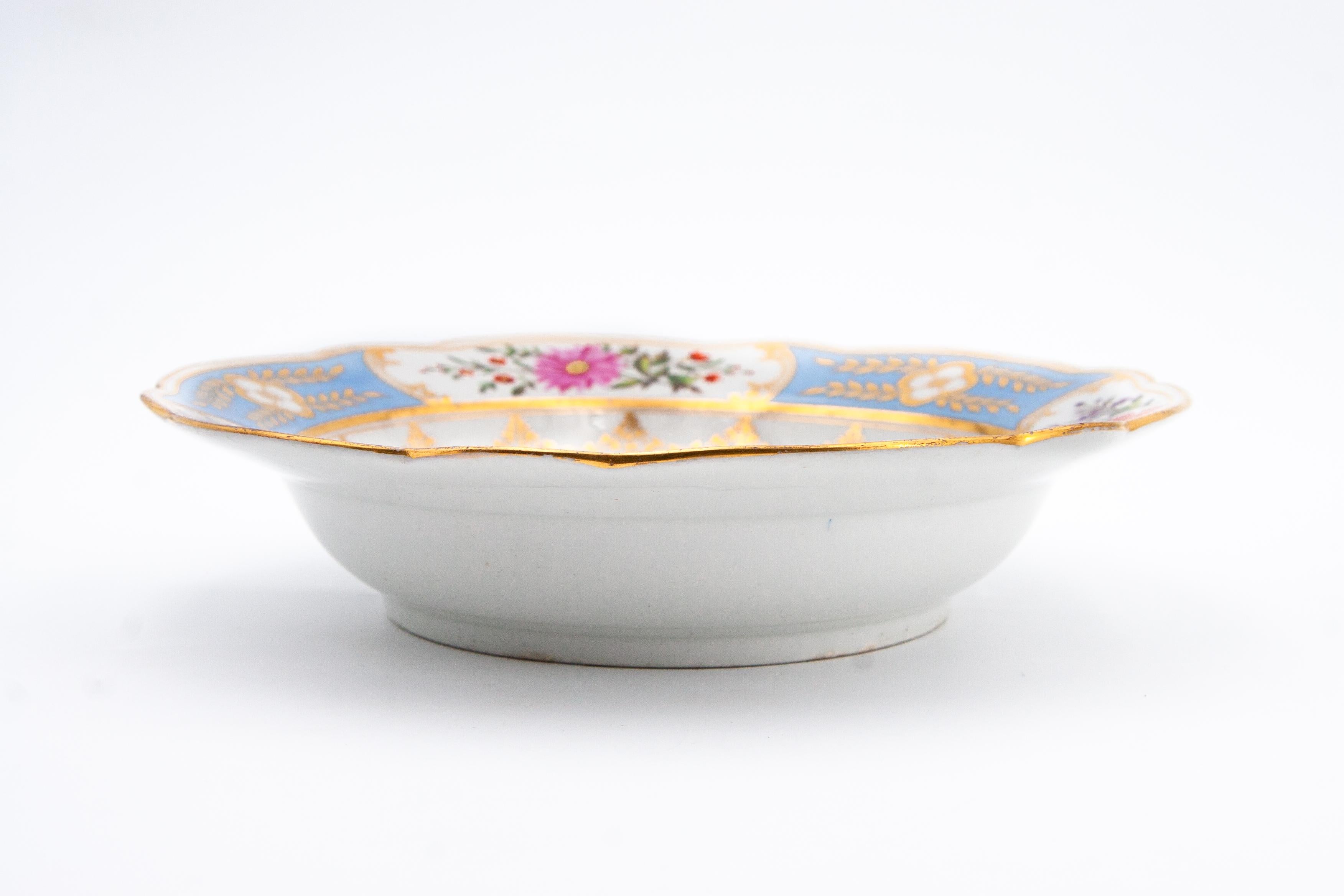 XIXe siècle Paire de plats armoriés en porcelaine anglaise Chamberlains Worcester en vente