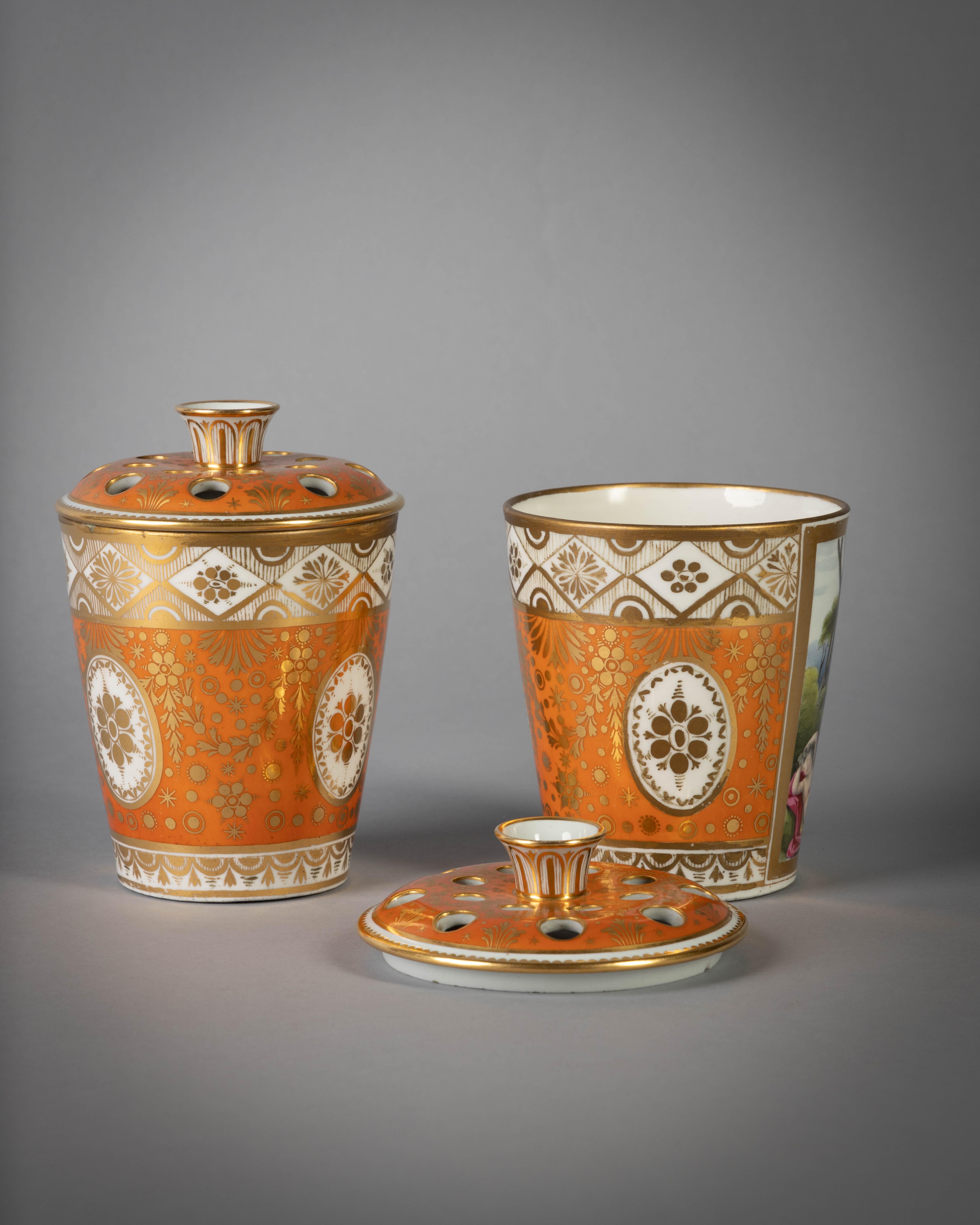 Britannico Coppia di vasi a forma di ramo di Chamberlains Worcester con fondo arancione e dorato, circa 1800 in vendita