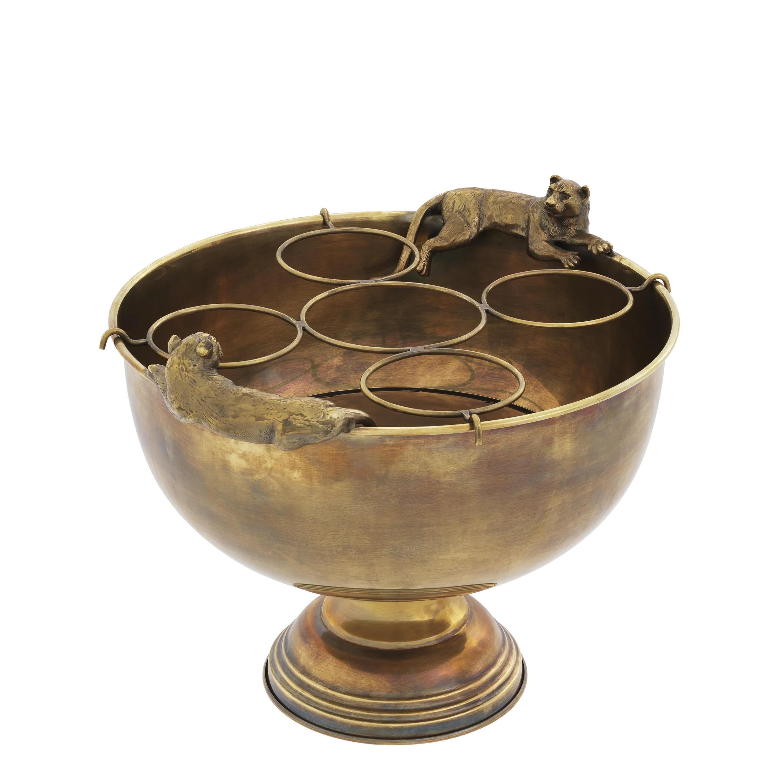 Paire de seaux à champagne, en laiton patiné.

Gardez vos bulles à la verticale et à la température idéale grâce à ce seau à champagne.
Ce seau à glace au design attrayant présente une finition en laiton patiné. Il est doté de deux poignées en forme