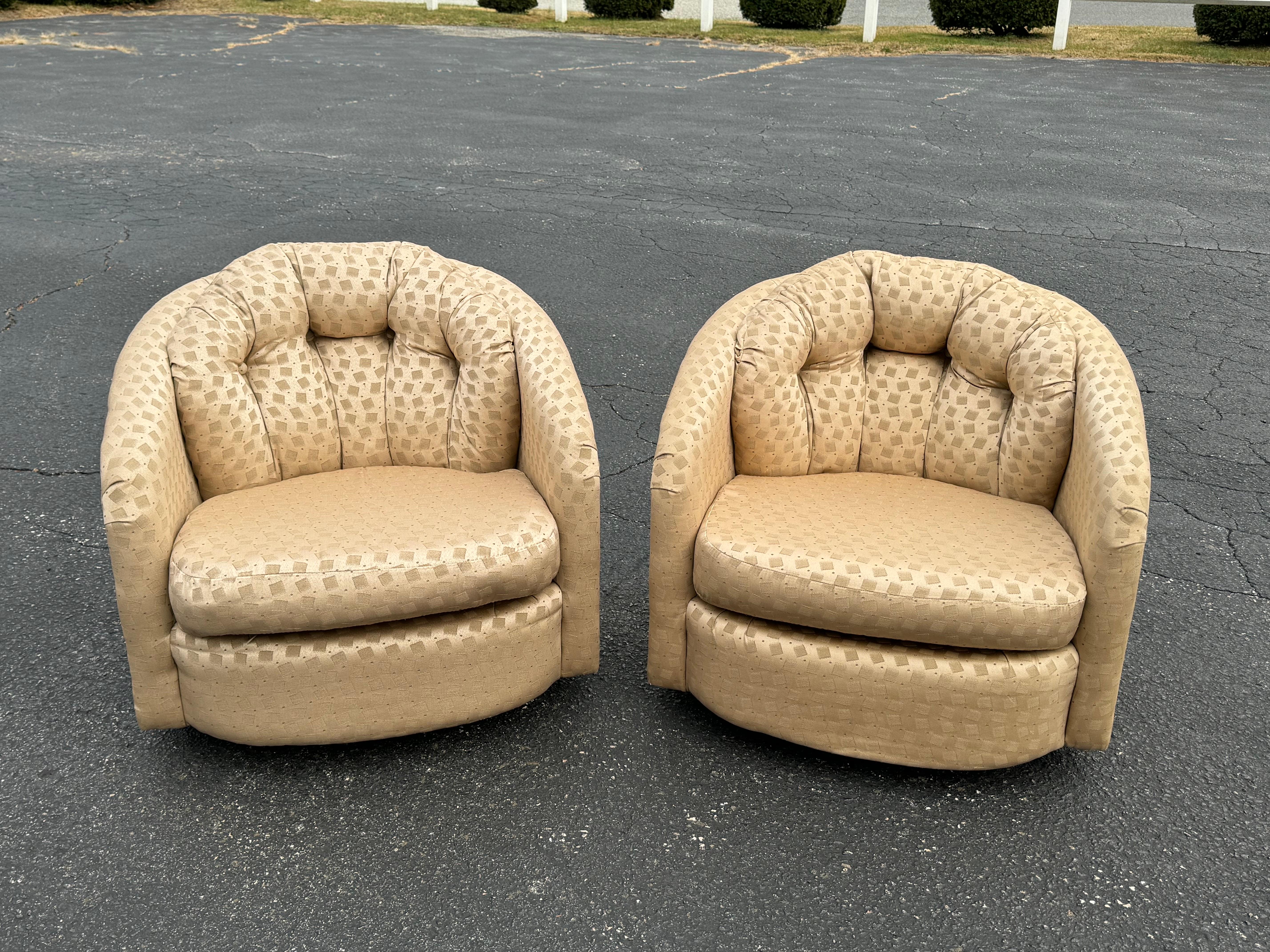 Coppia di sedie girevoli color champagne. Prodotto dalla Les Brown Chair Company di Hermansville, Michigan, fino agli anni '90. 