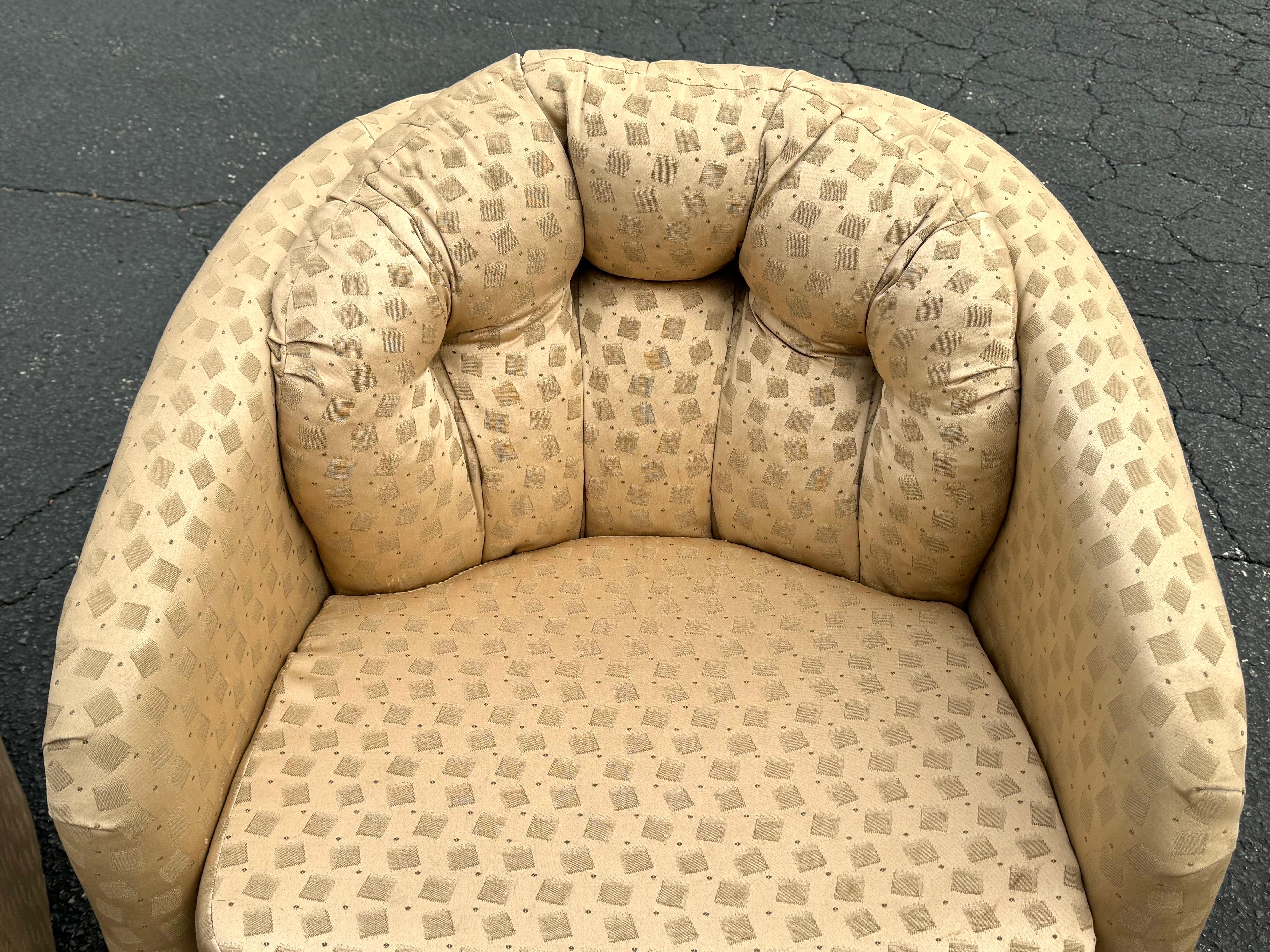 Coppia di sedie girevoli color champagne in vendita 1