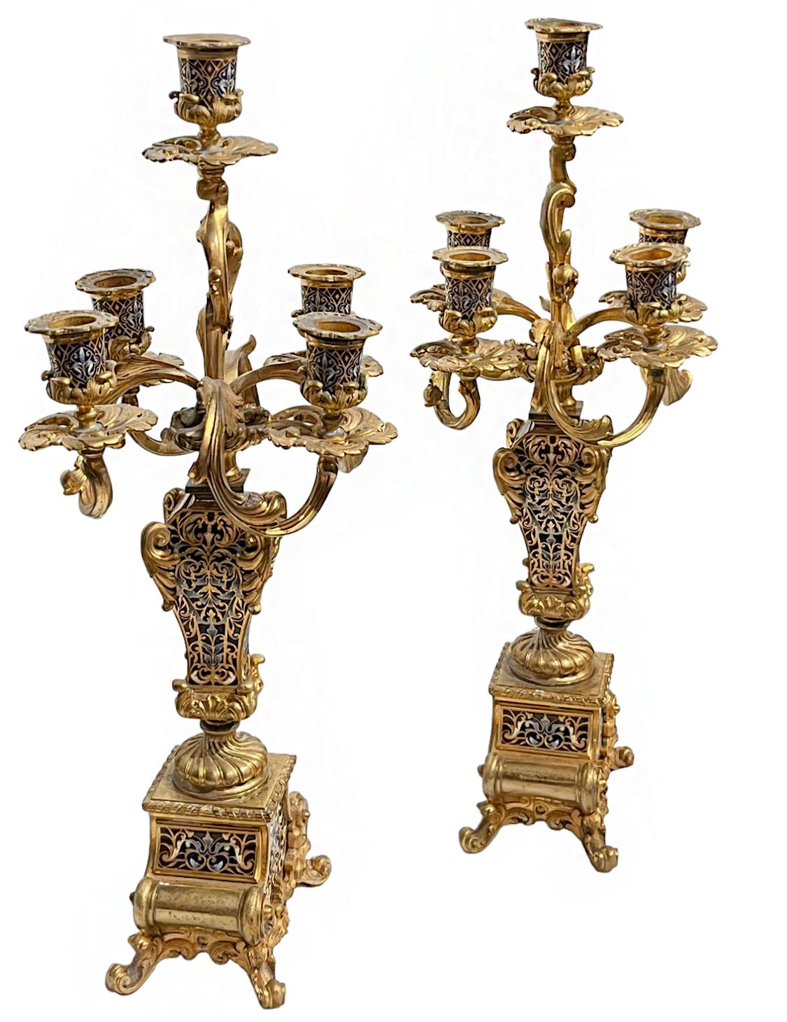 Paar fünfflammige Kandelaber aus Champlevé und vergoldeter Bronze (Emailliert) im Angebot