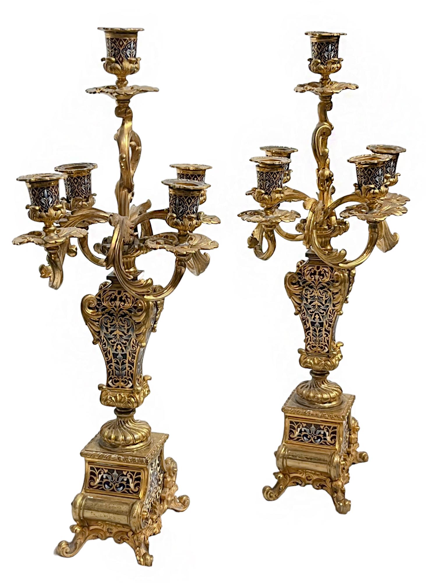 Paar fünfflammige Kandelaber aus Champlevé und vergoldeter Bronze im Zustand „Gut“ im Angebot in New York, NY