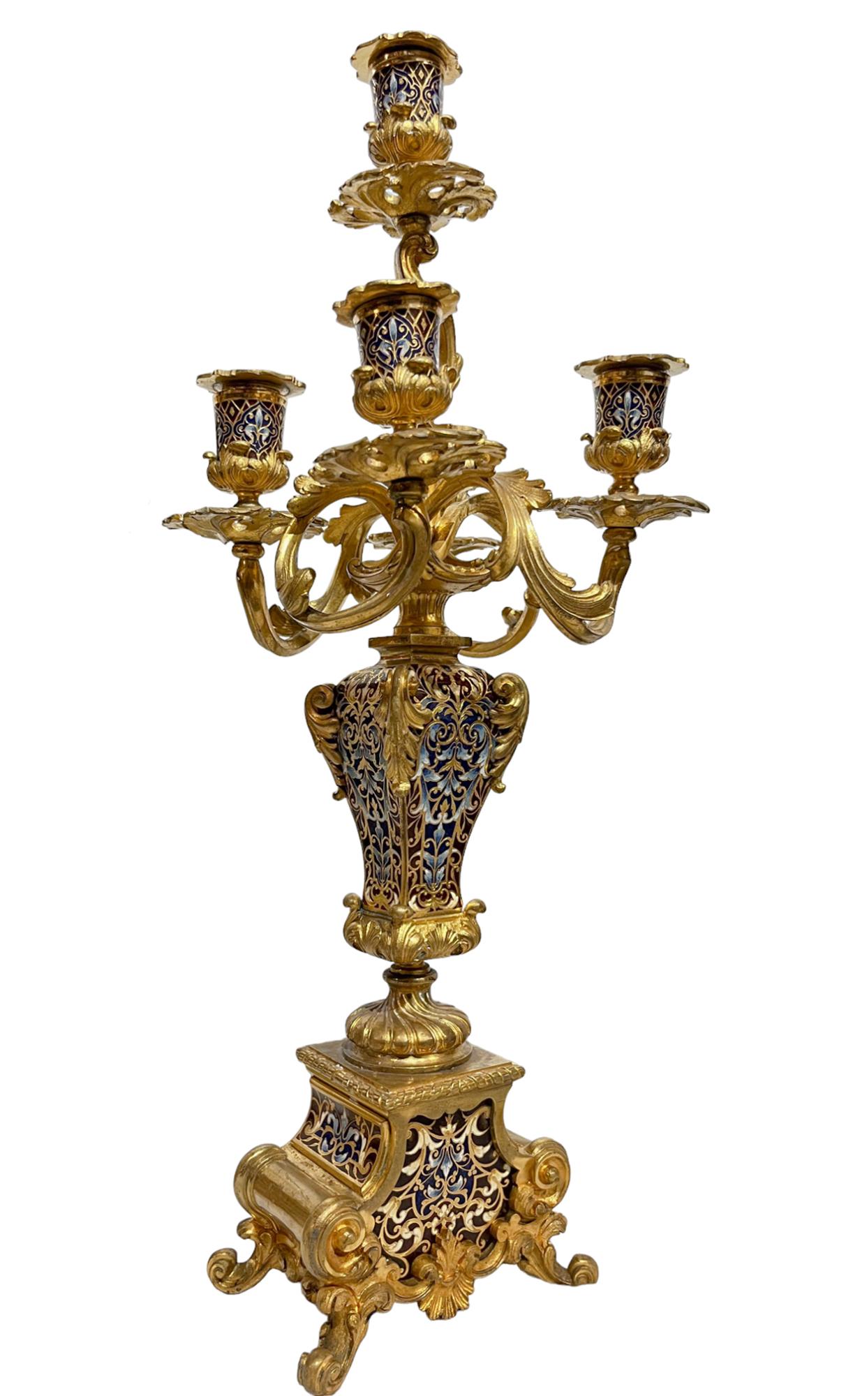 Paar fünfflammige Kandelaber aus Champlevé und vergoldeter Bronze (19. Jahrhundert) im Angebot
