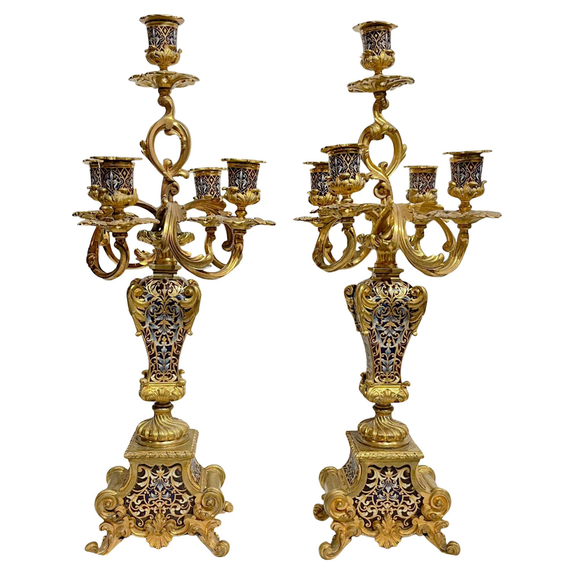 Paar fünfflammige Kandelaber aus Champlevé und vergoldeter Bronze im Angebot