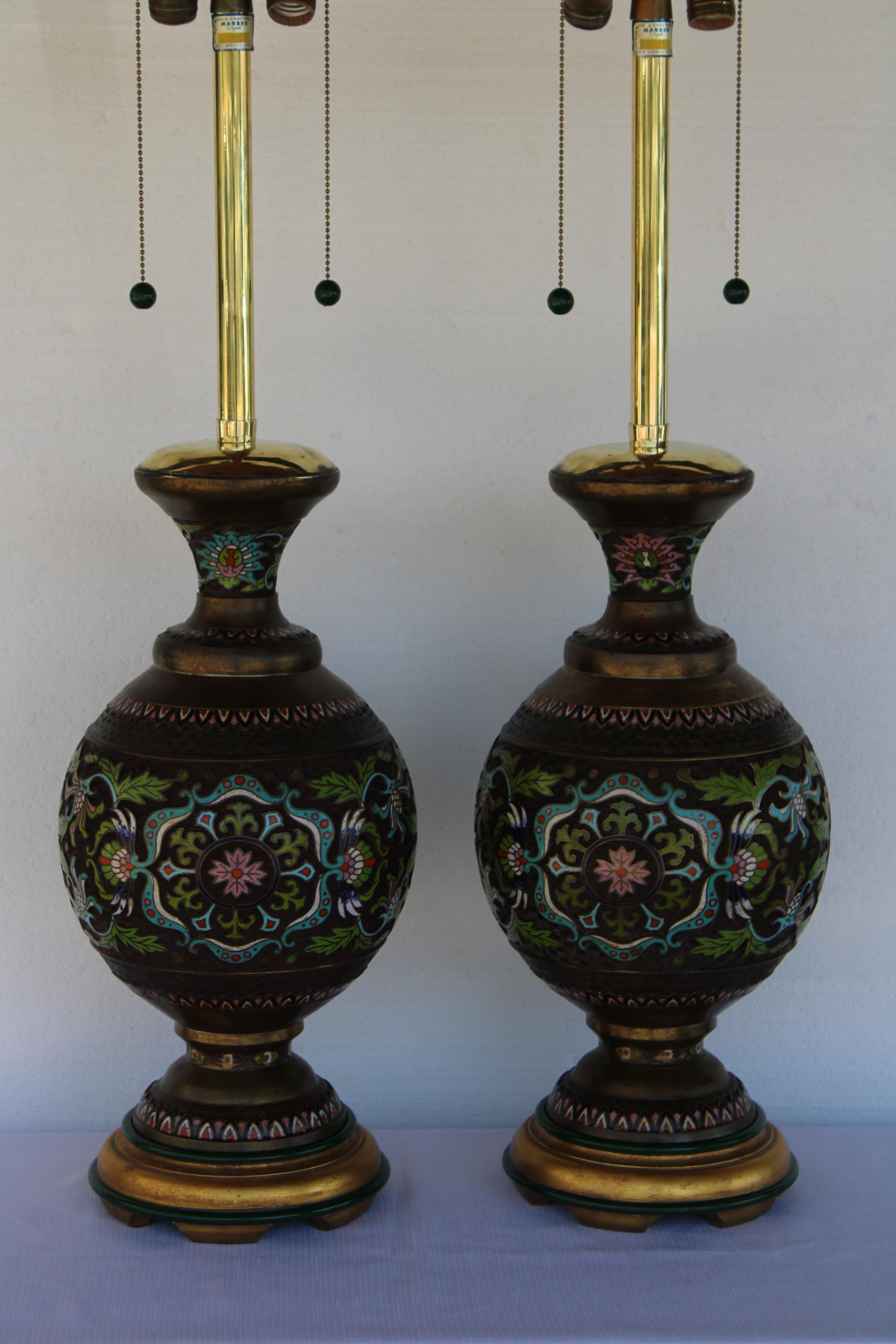Pareja de lámparas champlevé (los motivos en champlevé se incisan directamente en un metal más pesado, como el cobre, y sólo se rellena la incisión con esmalte y se cuece) de The MARBRO Lamp Company.  Cada lámpara mide 10