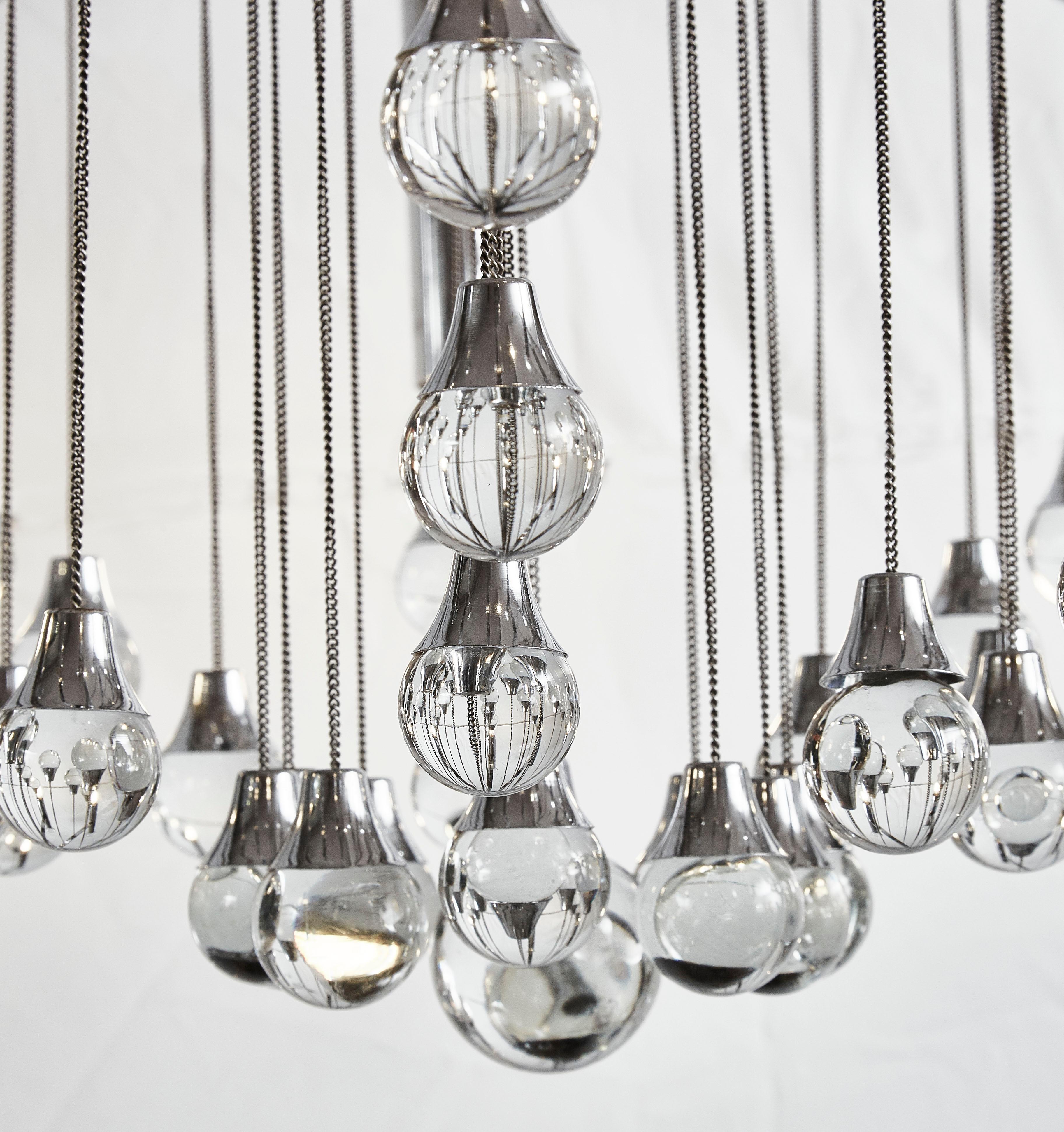 Coppia di lampadari in acciaio e vetro di Murano disegnati da Gaetano Sciolari (1927-1994).