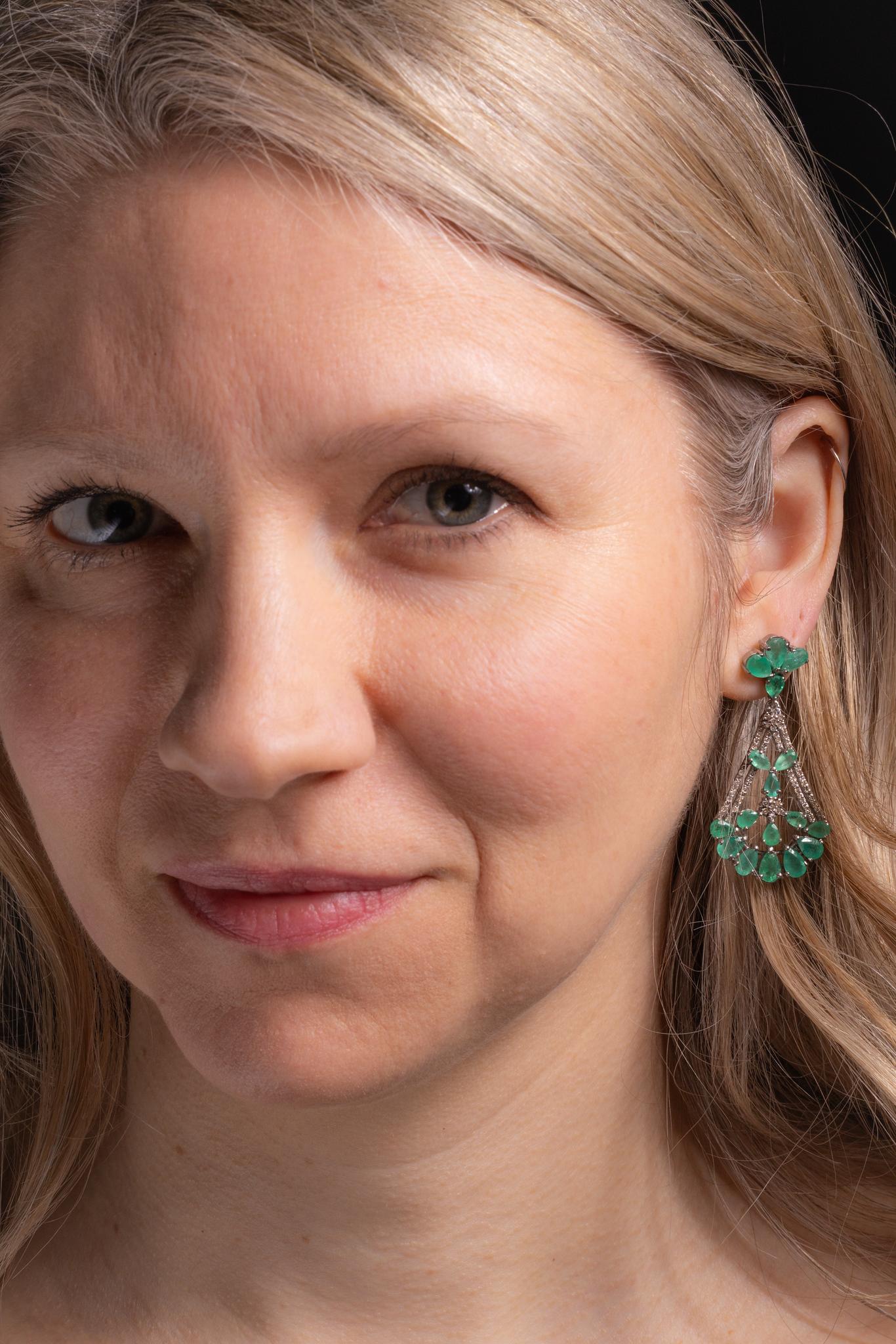 Taglio a goccia Coppia di orecchini Chandelier con smeraldi e diamanti a grappolo in vendita