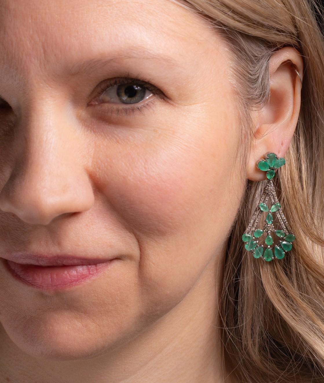 Coppia di orecchini Chandelier con smeraldi e diamanti a grappolo In condizioni ottime in vendita a Nantucket, MA
