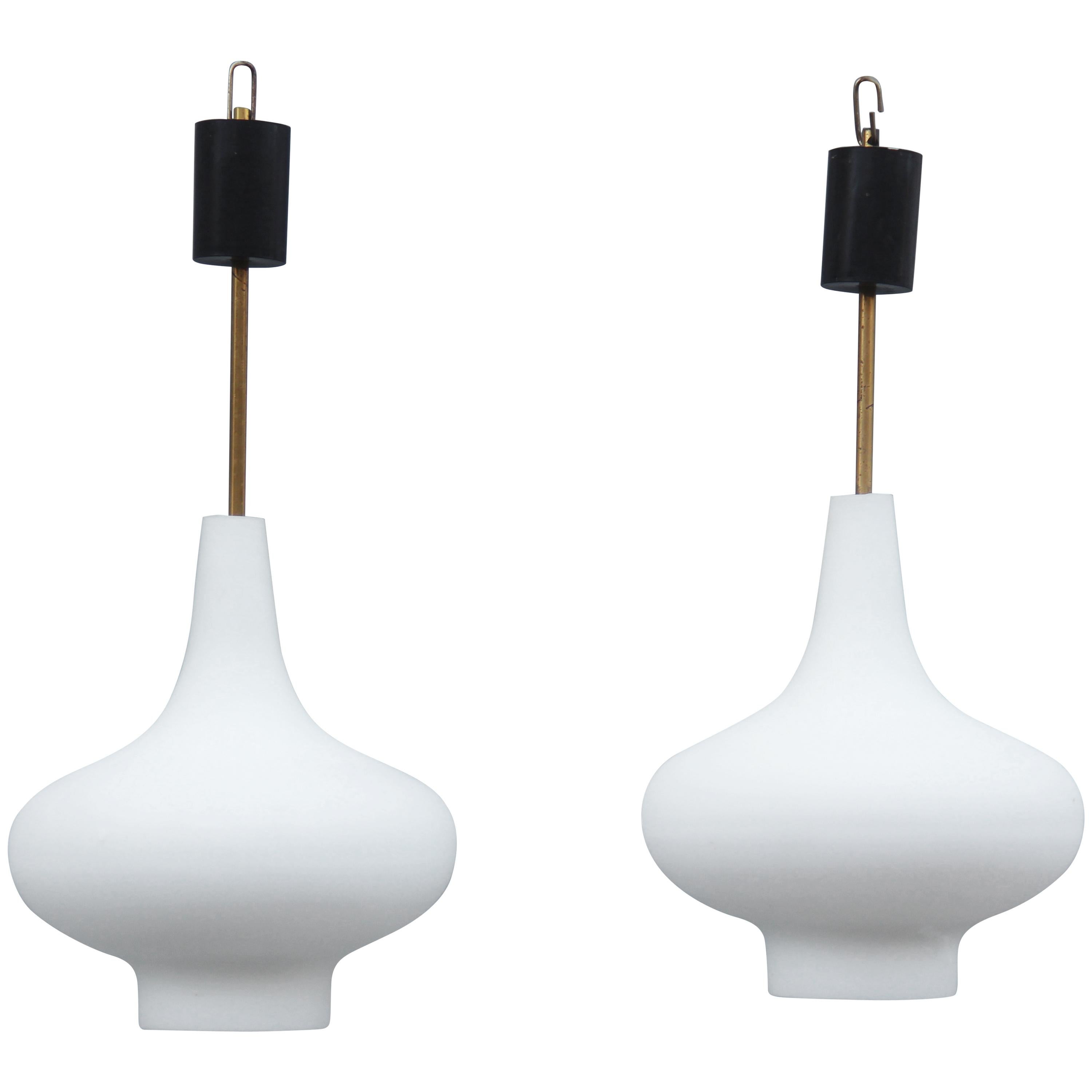 Coppia di lampadari Midcentury Design Italiano Stilnovo Vetro Bianco Ottone Oro