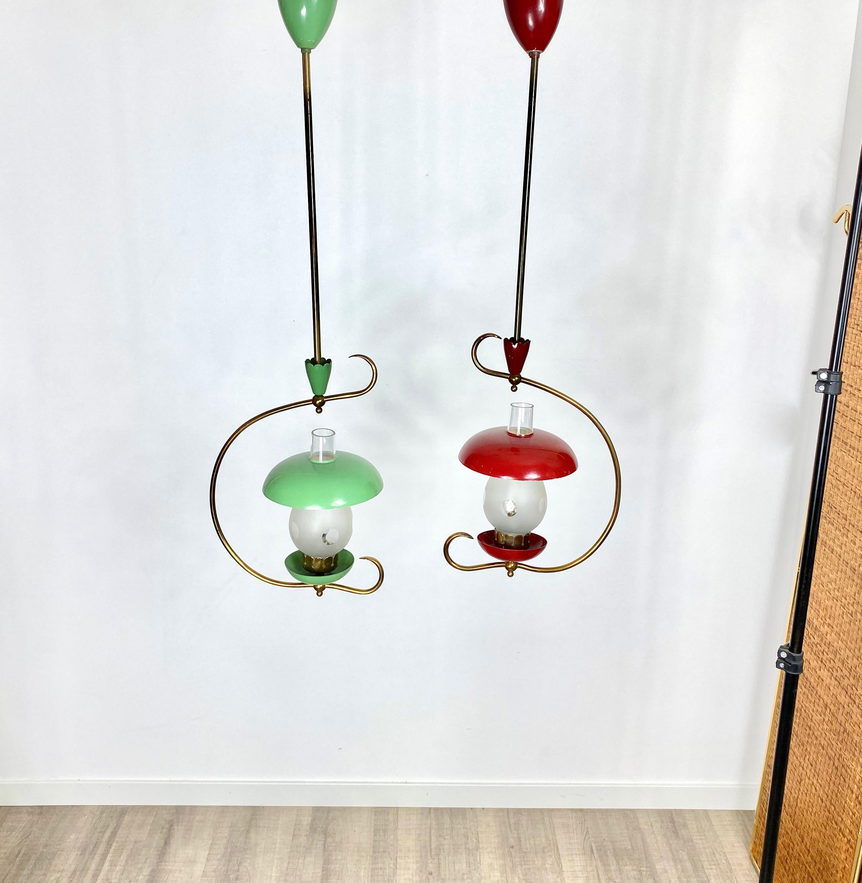 Mid-Century Modern Paire de lustres suspendus en laiton et champignons en métal vert et rouge:: Italie:: années 1950 en vente