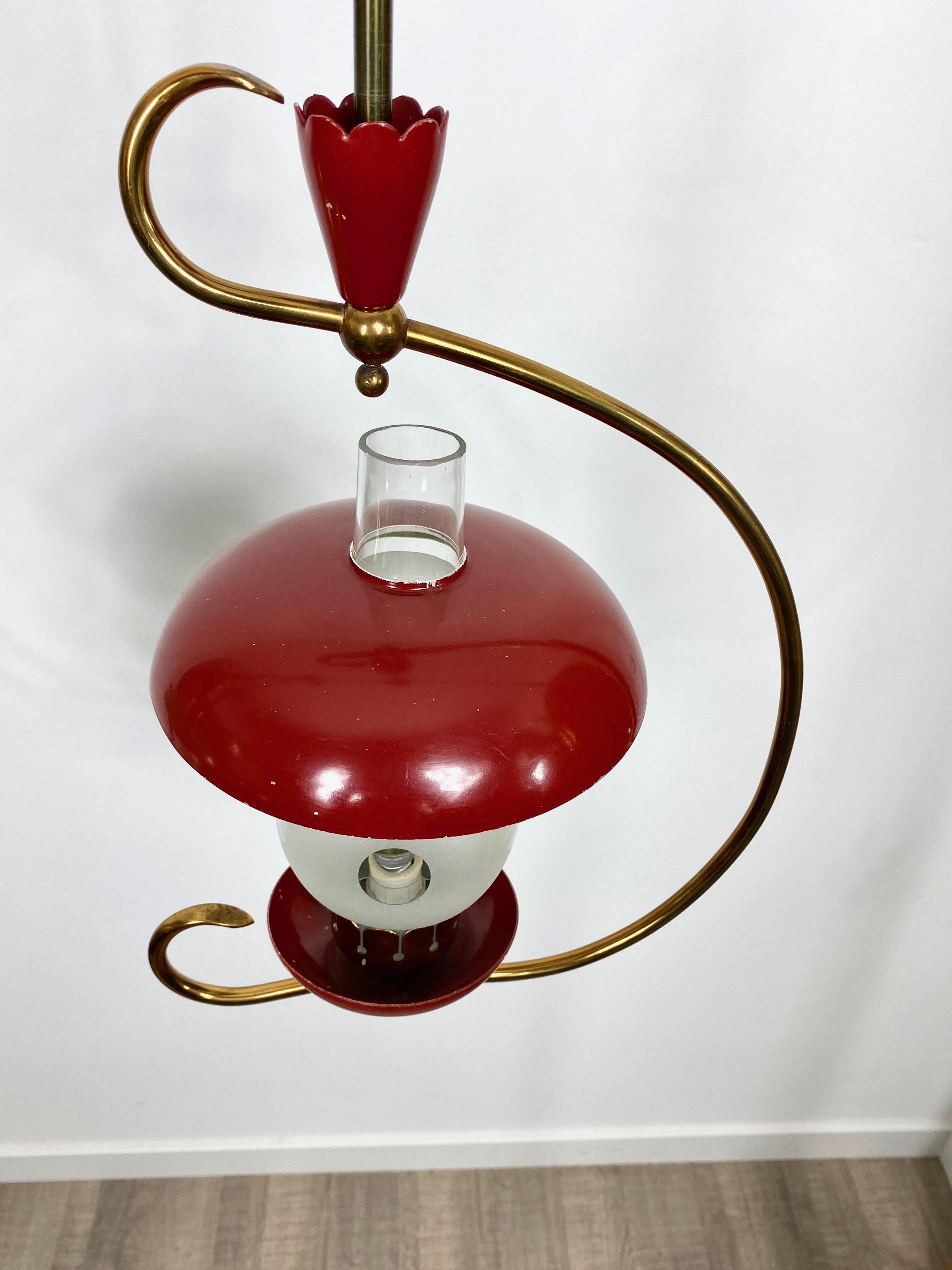 Métal Paire de lustres suspendus en laiton et champignons en métal vert et rouge:: Italie:: années 1950 en vente