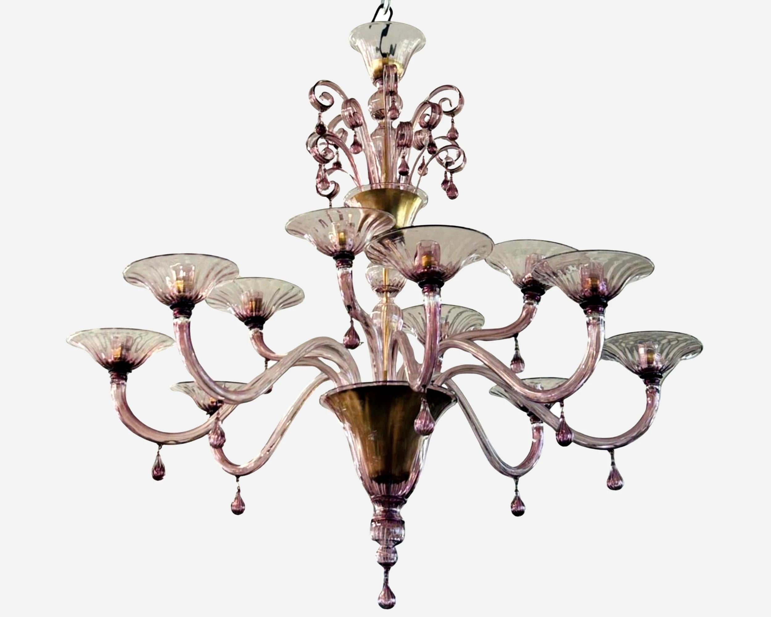 Coppia di lampadari Venini Murano in vetro soffiato color ametista chiaro con dodici bracci di luce.
Hanno la dicitura 