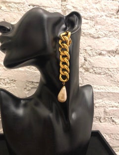 Pair of 1980s Chanel Gold Toned Chain Faux Pearl Drop Earclips Clip On Earrings