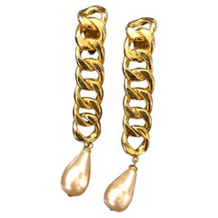 Pair of 1980s Chanel Gold Toned Chain Faux Pearl Drop Earclips Clip On Earrings 