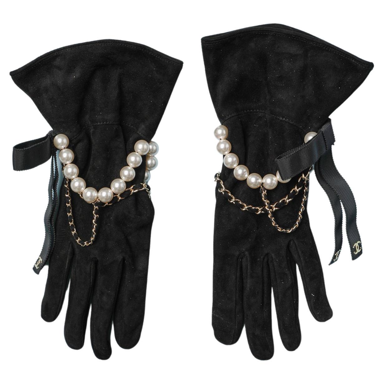 Pair of Chanel gloves in leather with chains and pearls at 1stDibs | chanel  gloves leather, chanel.gloves, channel gloves