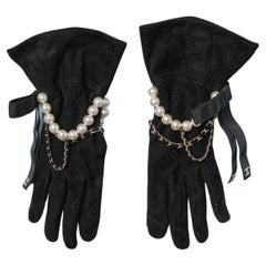 Pair of Chanel gloves in leather with chains and pearls