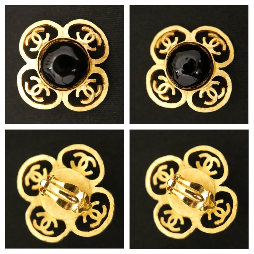 These 1995 vintage Chanel jumbo earclips are crafted of gold toned metal set in the shape of clover leaf featuring a black gripoix at the center. Stamped 95P, made in France. Measures 4.2 cm (1.75 inches). Come with box. 

Condition: Excellent