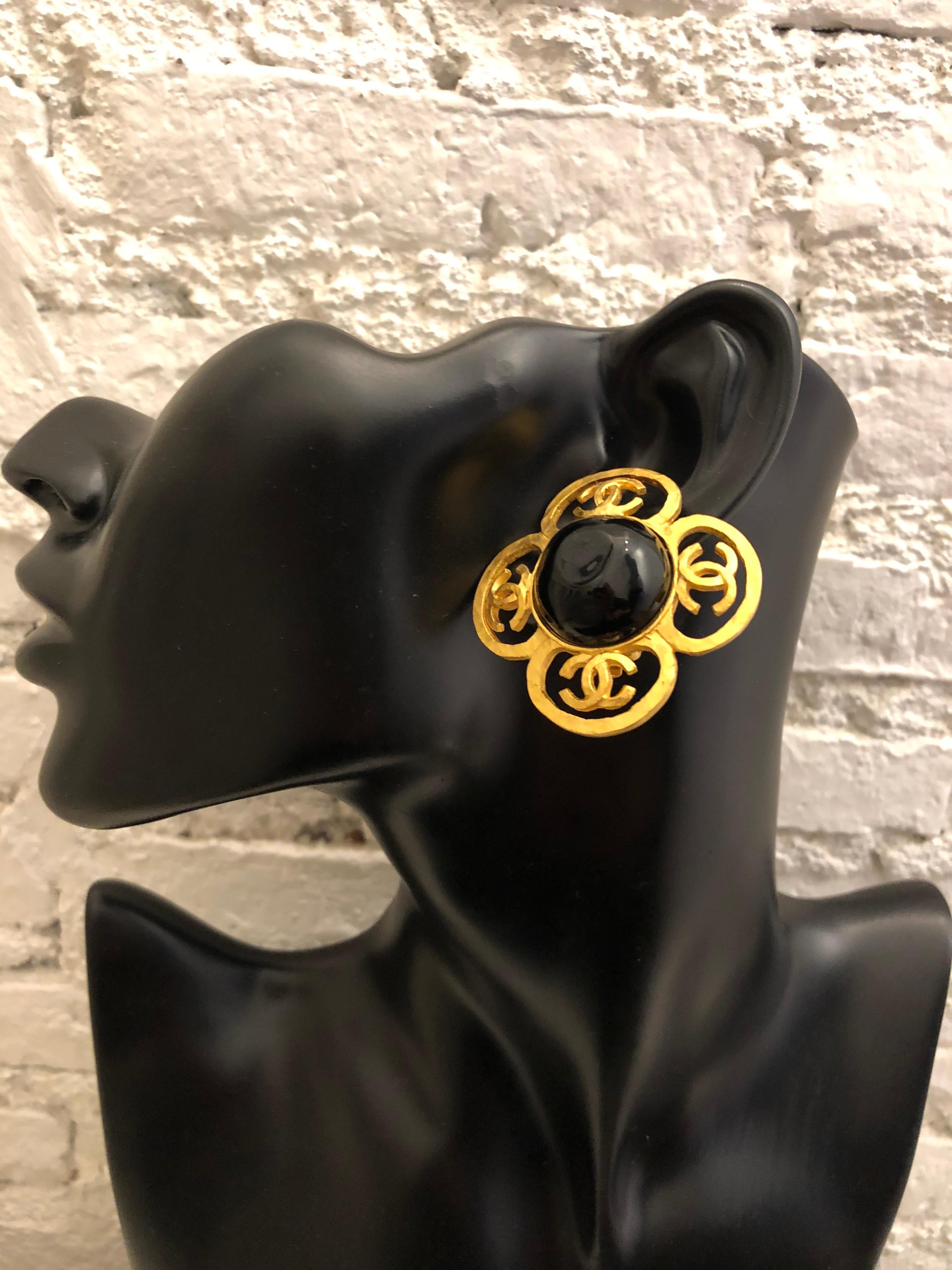 1995 Vintage CHANEL Black Gripoix Gold Toned CC Clover Earclips Clip On Earrings In Excellent Condition In Bangkok, TH
