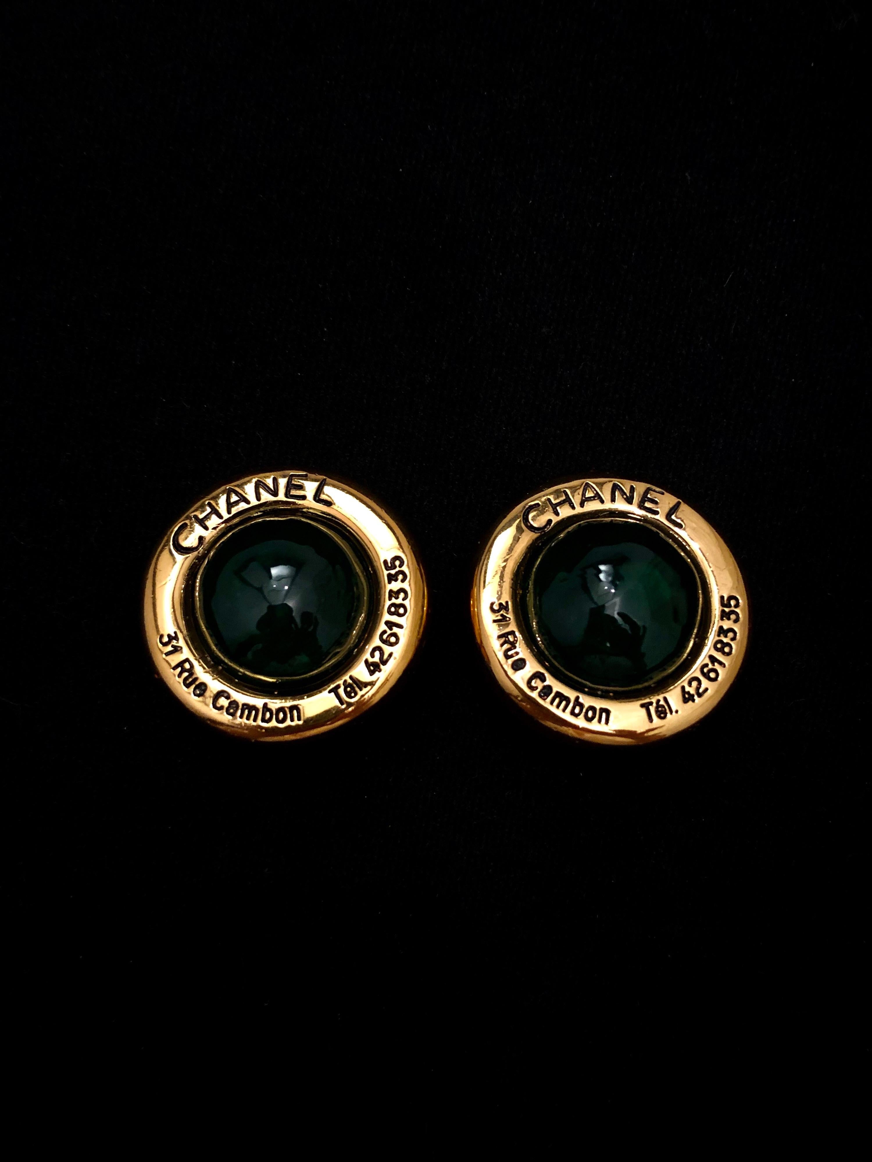 1970s Vintage CHANEL Gold Toned Cambon Green Gripoix Clip On Earrings  In Good Condition For Sale In Bangkok, TH